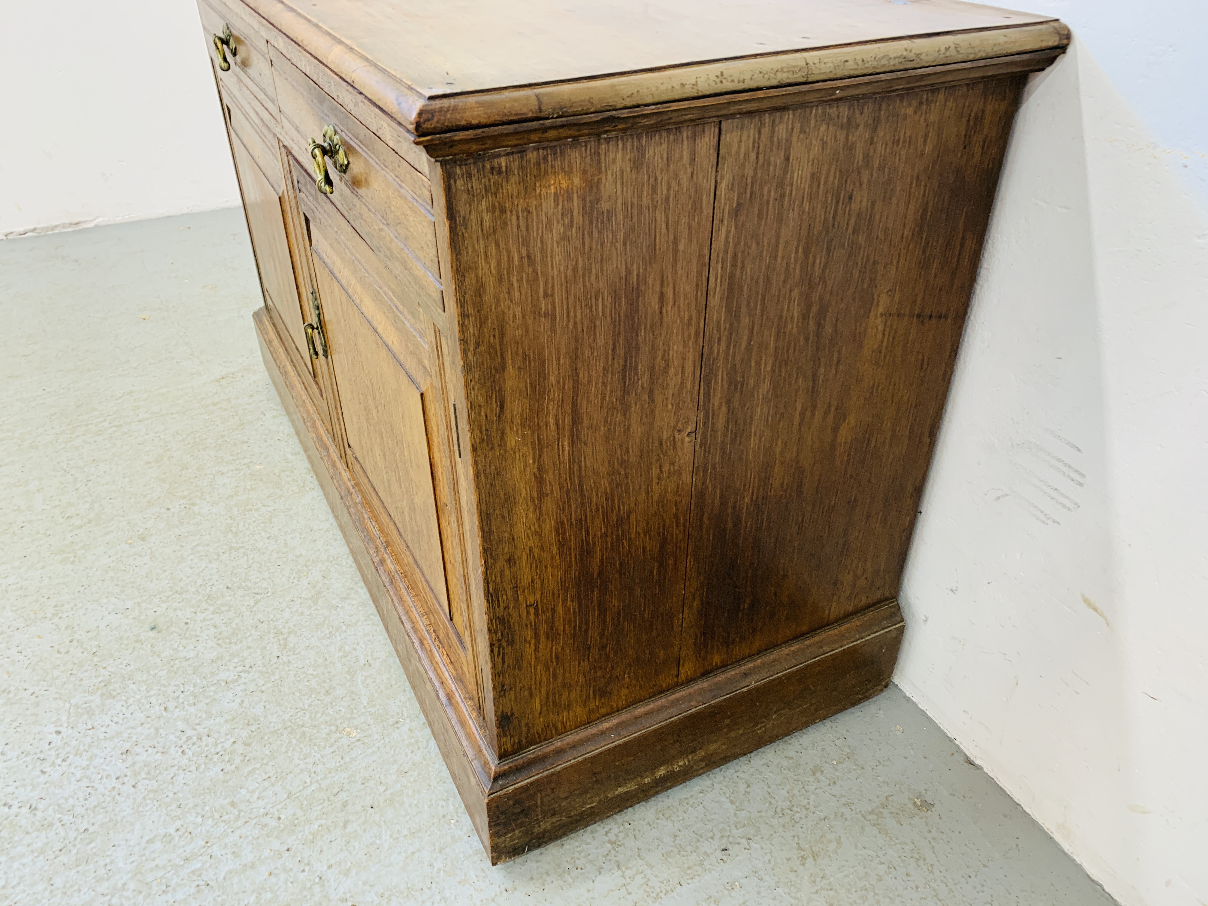 AN EDWARDIAN OAK AND SATINWOOD 2 DRAWER SIDEBOARD - W 121CM. D 55CM. H 78CM. - Image 6 of 9