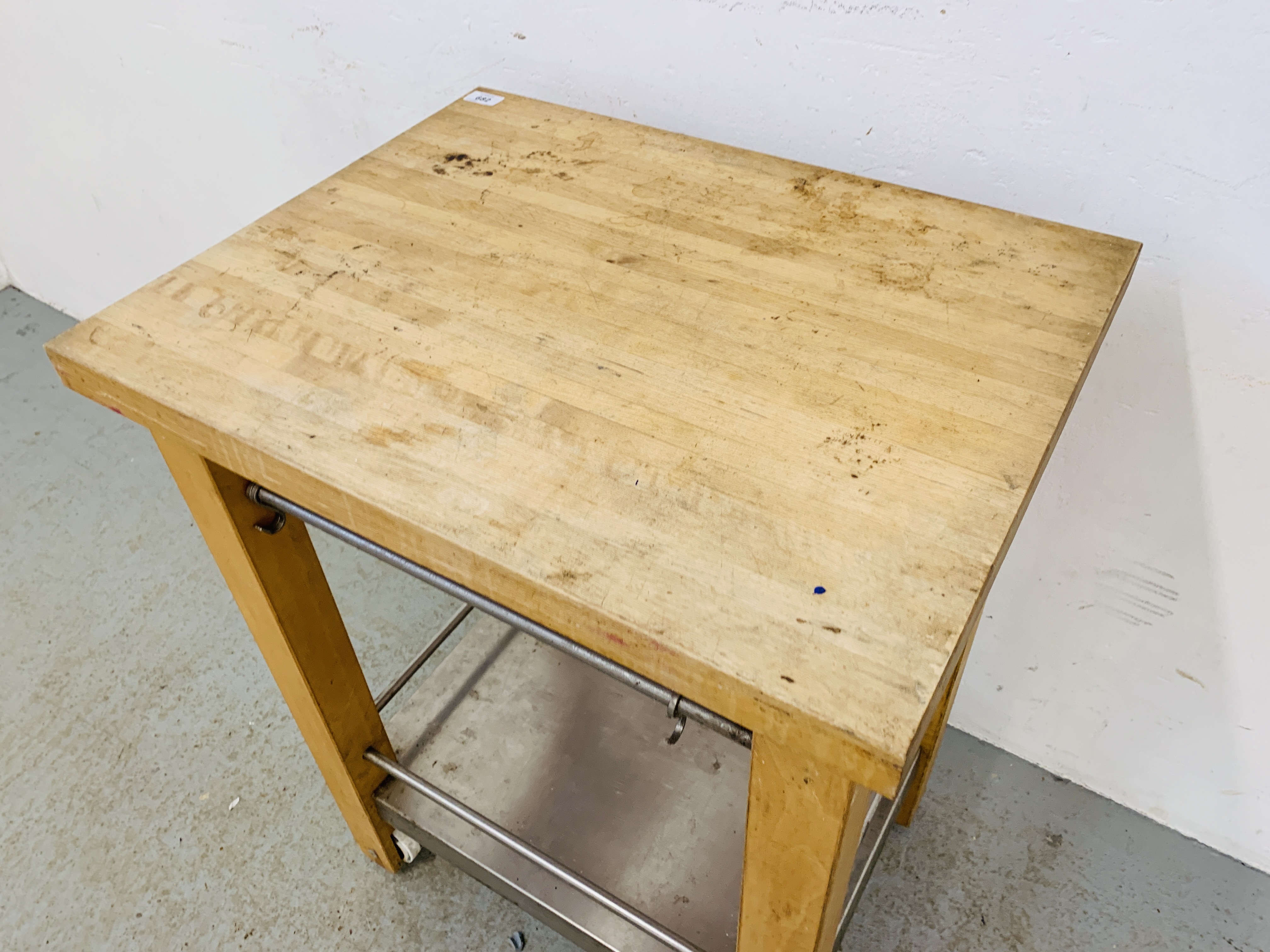 OAK BUTCHERS BLOCK WITH STAINLESS STEEL SHELF AND RAILS 65CM X 51CM X 85CM. - Image 2 of 4