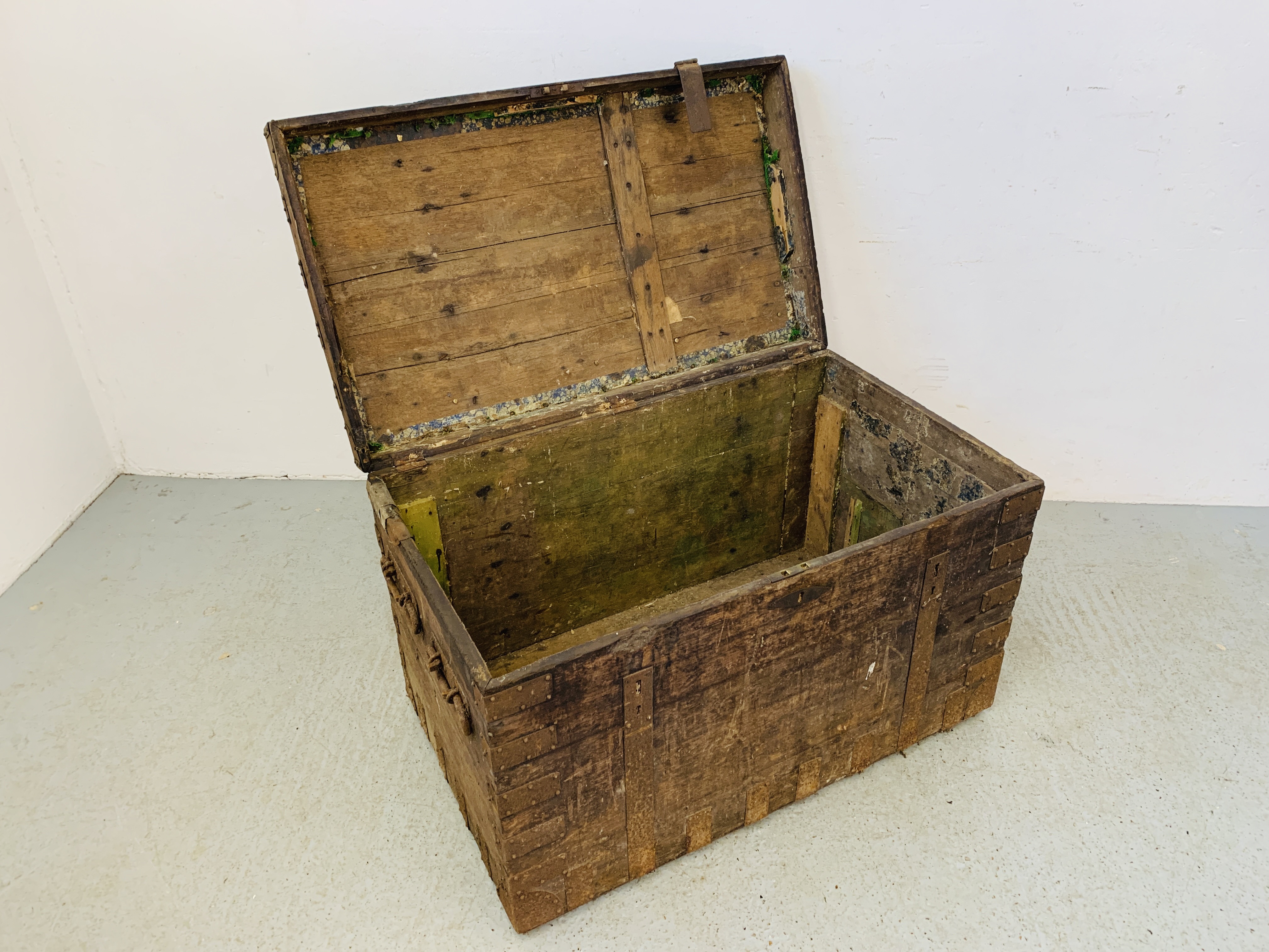 A LARGE ANTIQUE OAK METAL BOUND SILVERSMITHS CHEST WITH DOMED LID A/F CONDITION W 108CM. D 65CM. - Image 10 of 15