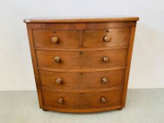 A VICTORIAN BOW FRONTED MAHOGANY 2 OVER 3 CHEST OF DRAWERS WITH TURNED WOODEN KNOBS - W 107CM.