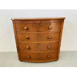 A VICTORIAN BOW FRONTED MAHOGANY 2 OVER 3 CHEST OF DRAWERS WITH TURNED WOODEN KNOBS - W 107CM.