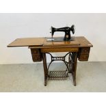 A SINGER SEWING MACHINE IN FITTED WORK TABLE WITH ACCESSORIES