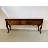 A REPRODUCTION HARDWOOD SERVING TABLE ON FRENCH CABRIOLE LEG WITH SLIDES TO ENDS
