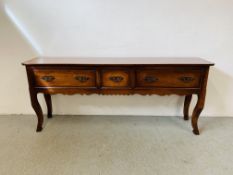 A REPRODUCTION HARDWOOD SERVING TABLE ON FRENCH CABRIOLE LEG WITH SLIDES TO ENDS