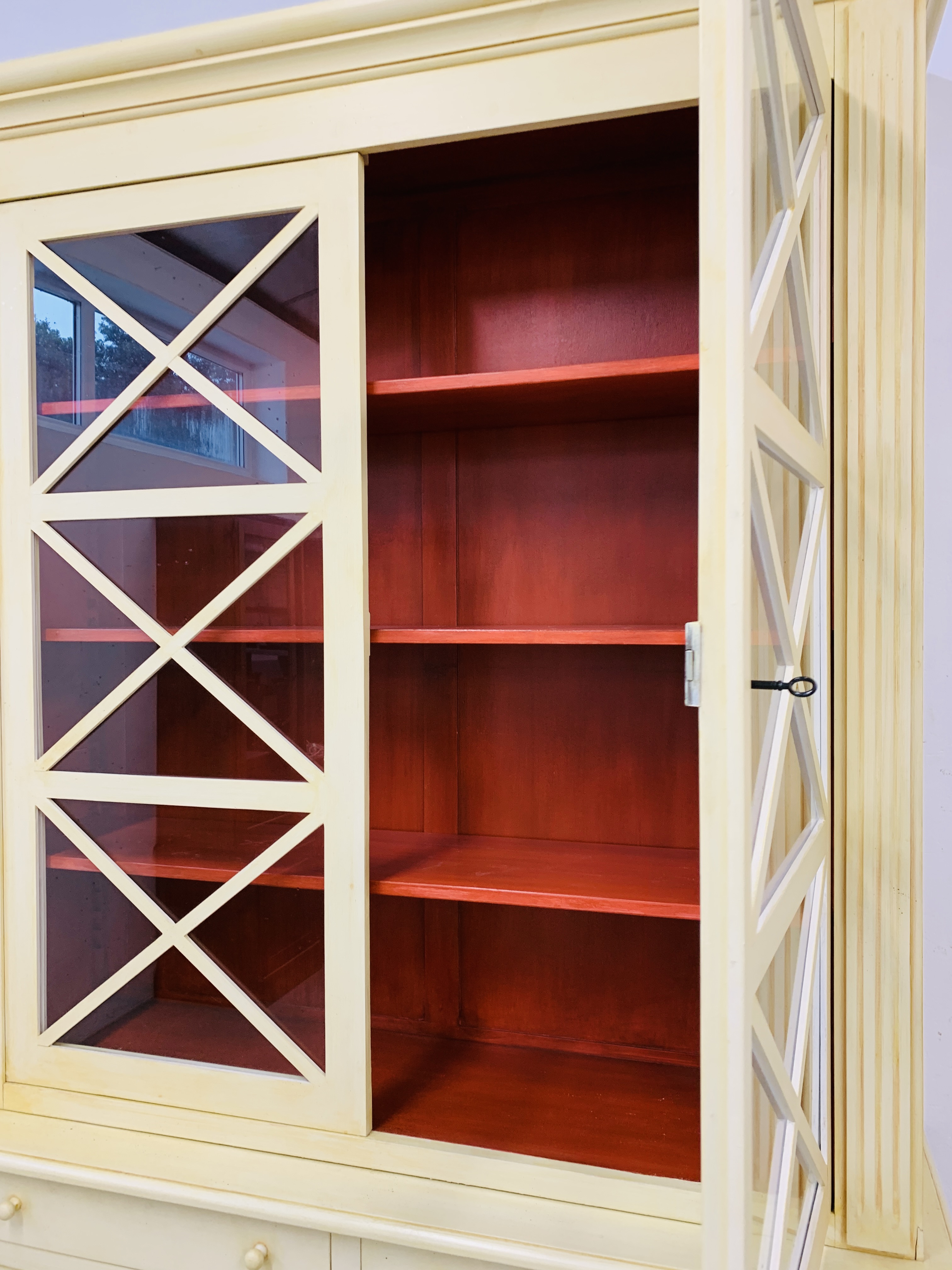 A MODERN REPRODUCTION IMPRESSIVE DRESSER WITH 2 DOOR GLAZED TOP ABOVE 2 DRAWER 2 DOOR CABINET BASE - Image 12 of 13