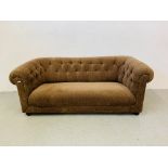 A MODERN BROWN CHESTERFIELD STYLE BUTTON BACK SOFA. L 195CM. D 92CM. H 75CM.