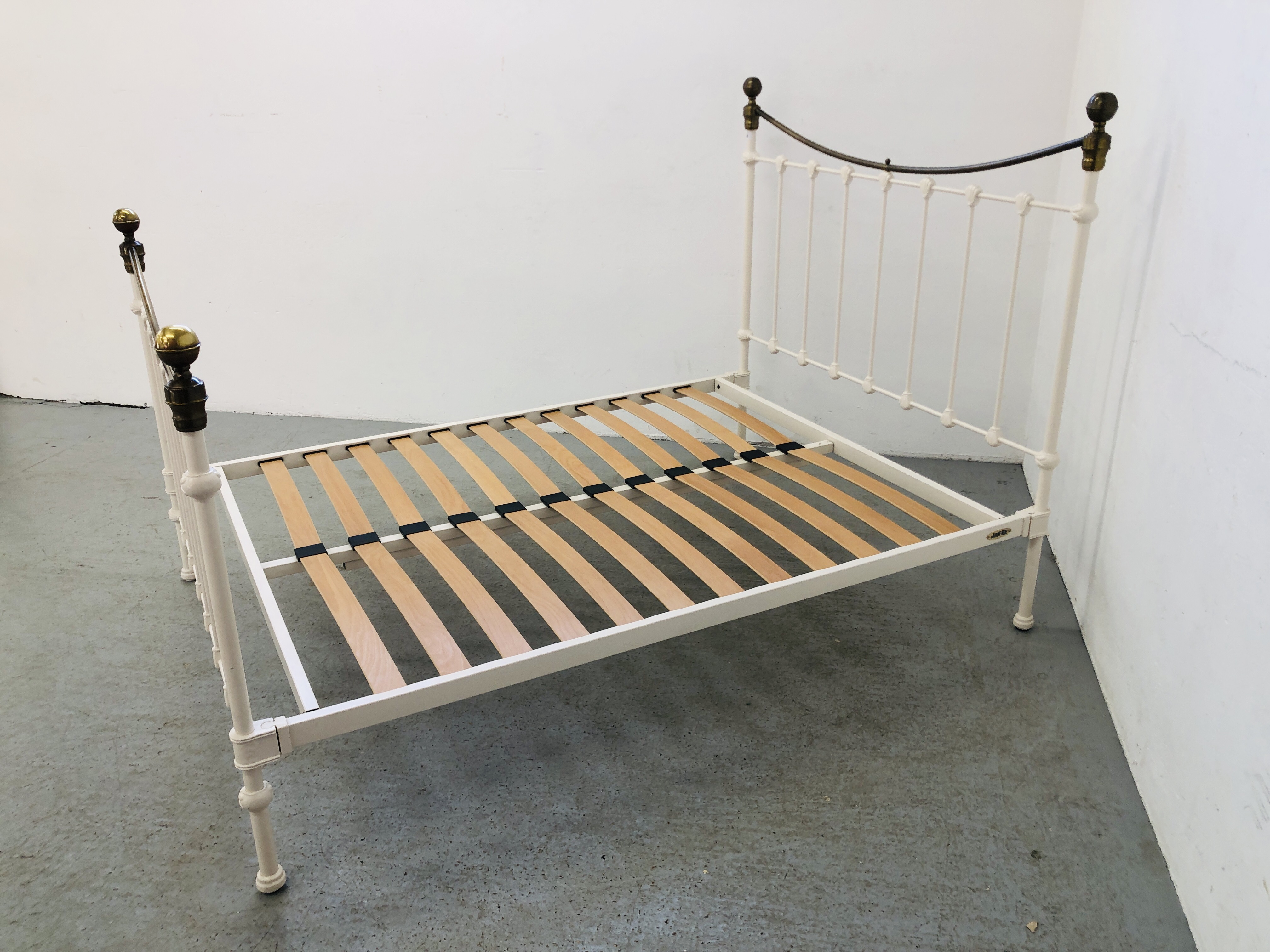 A MODERN VICTORIAN STYLE METAL FRAMED DOUBLE BED FRAME WITH BRASS FINIAL FINISH - Image 3 of 7