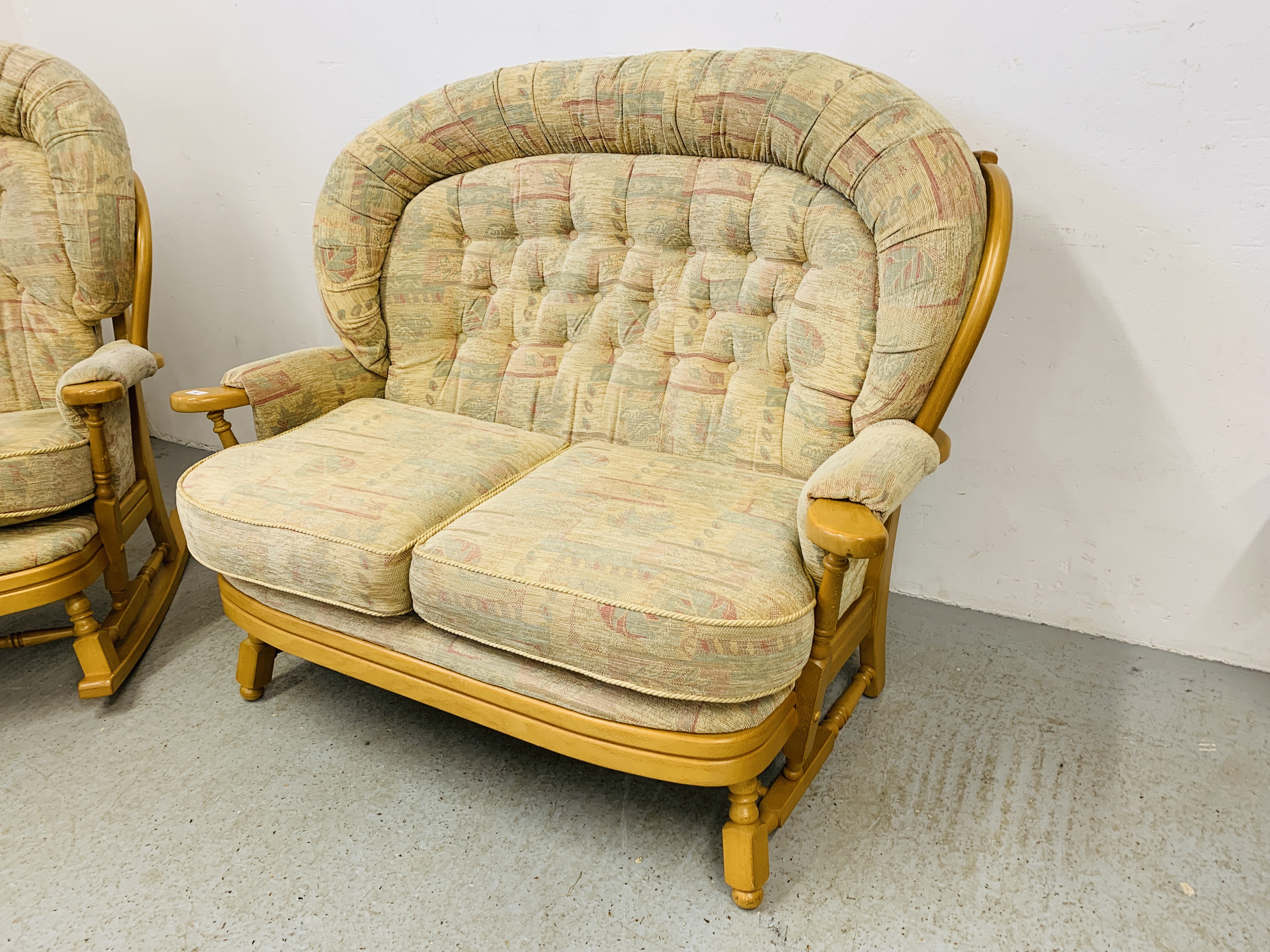 AN ERCOL STYLE COTTAGE SUITE WITH BEECH WOOD FRAME COMPRISING OF 2 SEATER SOFA AND ROCKING CHAIR - Image 2 of 16