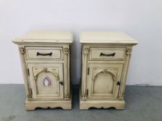 A PAIR OF VICTORIAN ANTIQUE FRENCH STYLE BEDSIDE CABINETS WITH ORNATE ARCHED DETAIL TO ENDS (46CM