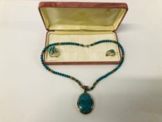 A SILVER AND TURQUOISE PENDANT NECKLACE WITH TWO SILVER RINGS