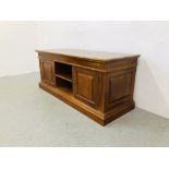 A GOOD QUALITY REPRODUCTION ENTERTAINMENT UNIT W 155CM. D 58CM. H 66CM.