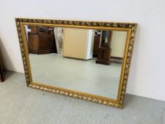 A GILT FRAMED RECTANGULAR WALL MIRROR WITH BEVELLED GLASS - W 102CM. H 71CM.