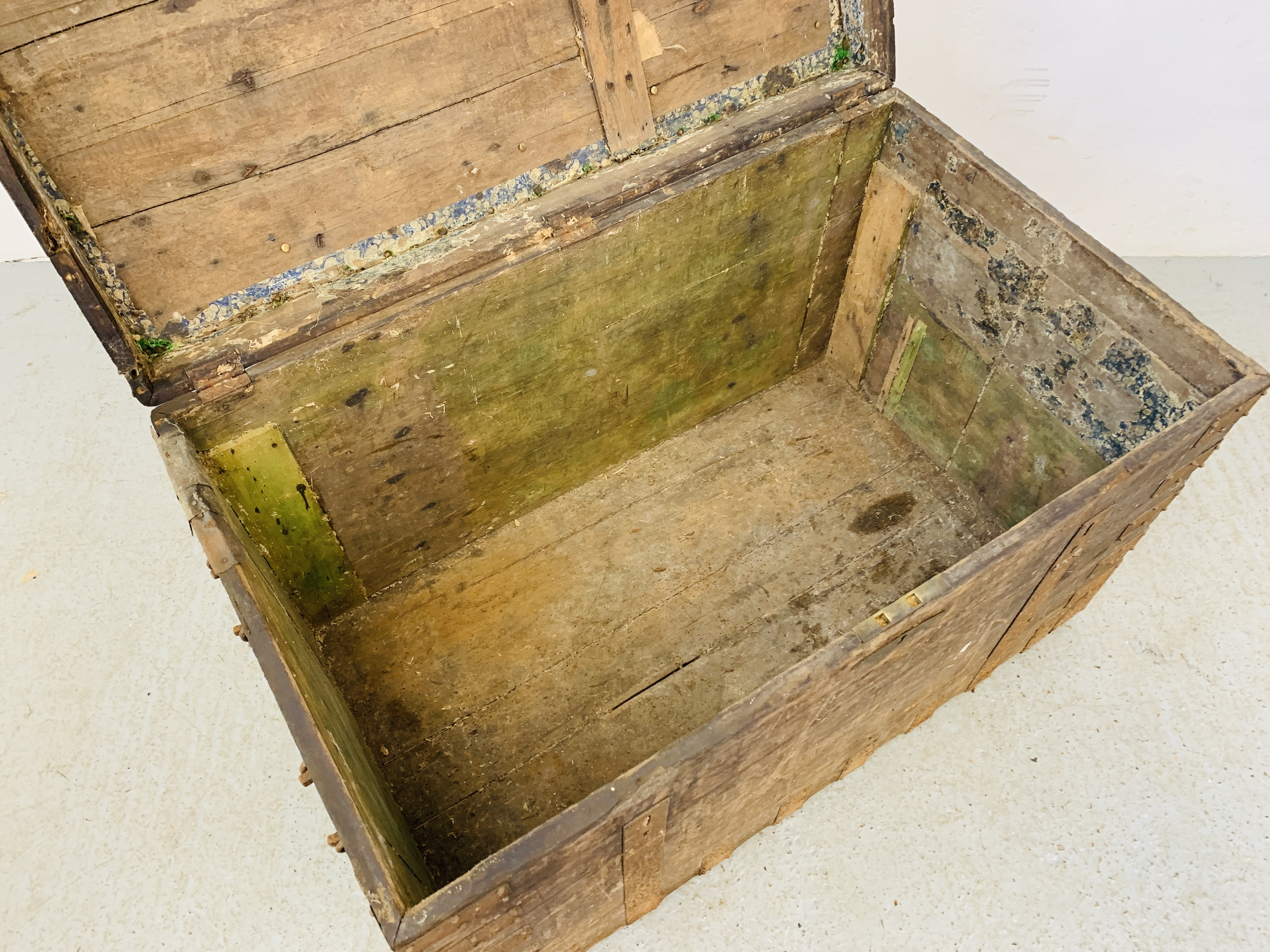 A LARGE ANTIQUE OAK METAL BOUND SILVERSMITHS CHEST WITH DOMED LID A/F CONDITION W 108CM. D 65CM. - Image 11 of 15