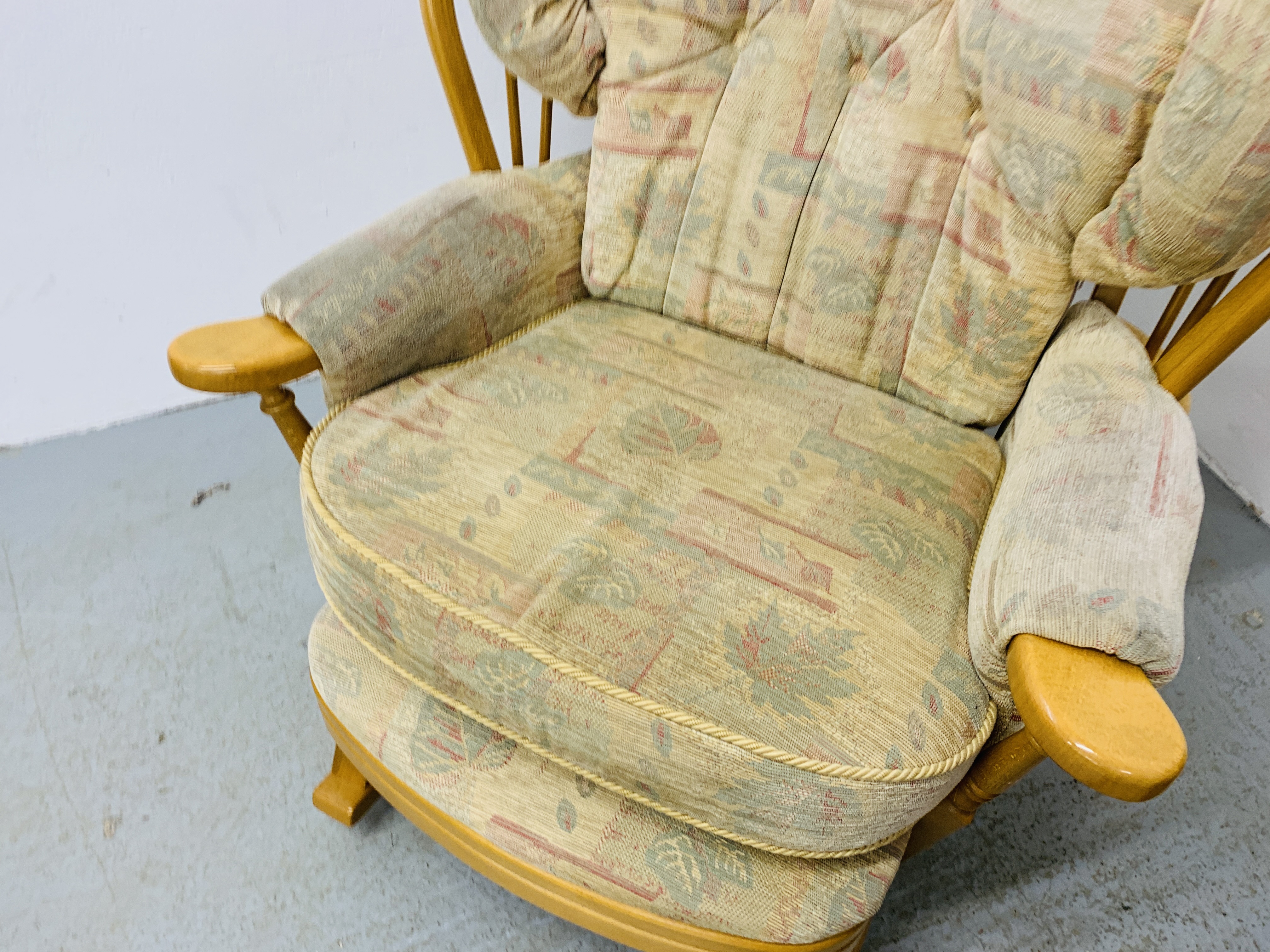 AN ERCOL STYLE COTTAGE SUITE WITH BEECH WOOD FRAME COMPRISING OF 2 SEATER SOFA AND ROCKING CHAIR - Image 14 of 16