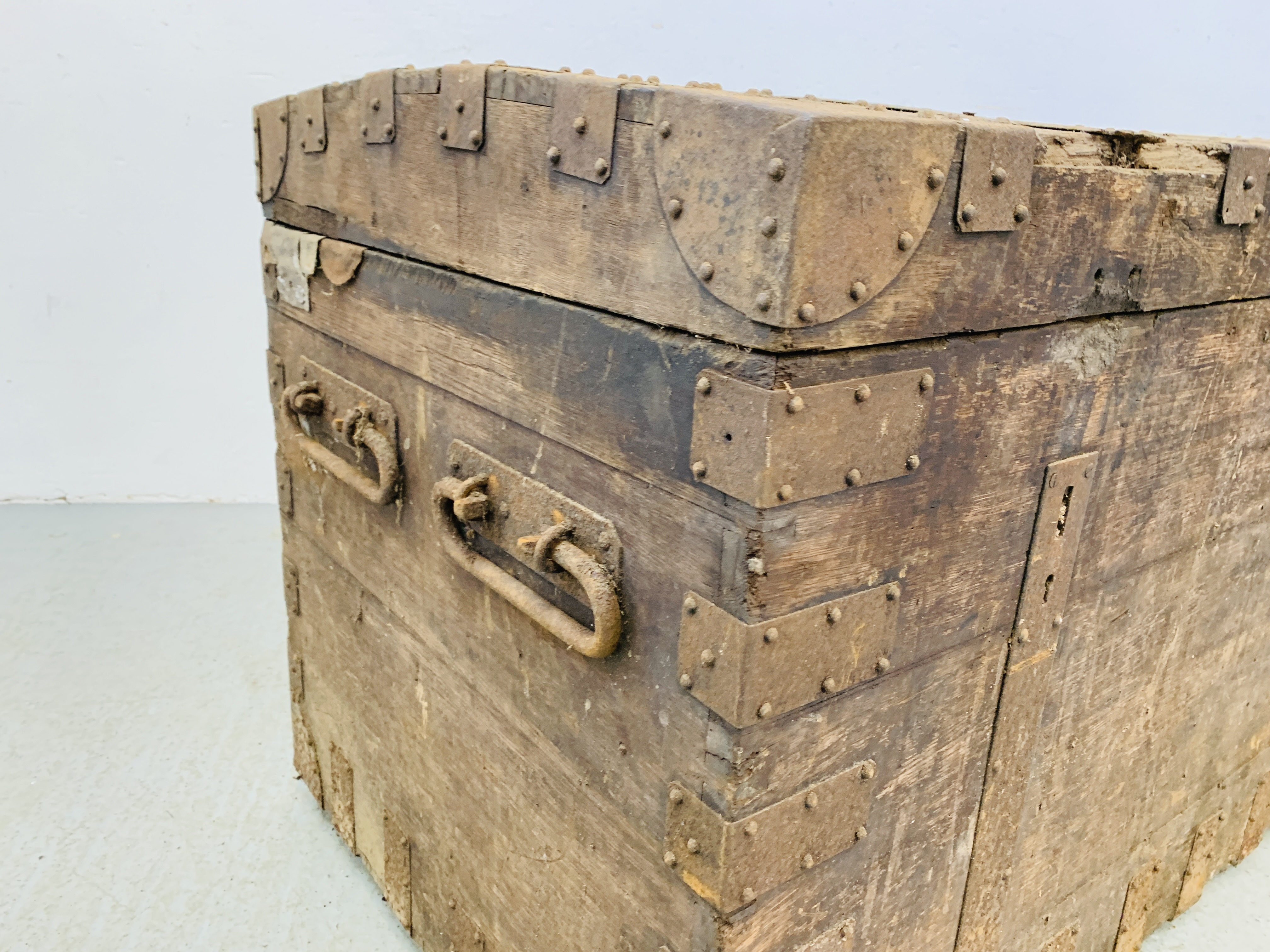 A LARGE ANTIQUE OAK METAL BOUND SILVERSMITHS CHEST WITH DOMED LID A/F CONDITION W 108CM. D 65CM. - Image 9 of 15