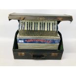 VINTAGE "SANTIANELLI" ITALIA ACCORDIAN