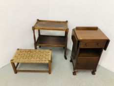 A PERIOD OAK 2 TIER TROLLEY WITH RING TURNED SUPPORTS AND ORIGINAL BROWN PLASTIC CASTORS. L 62CM.