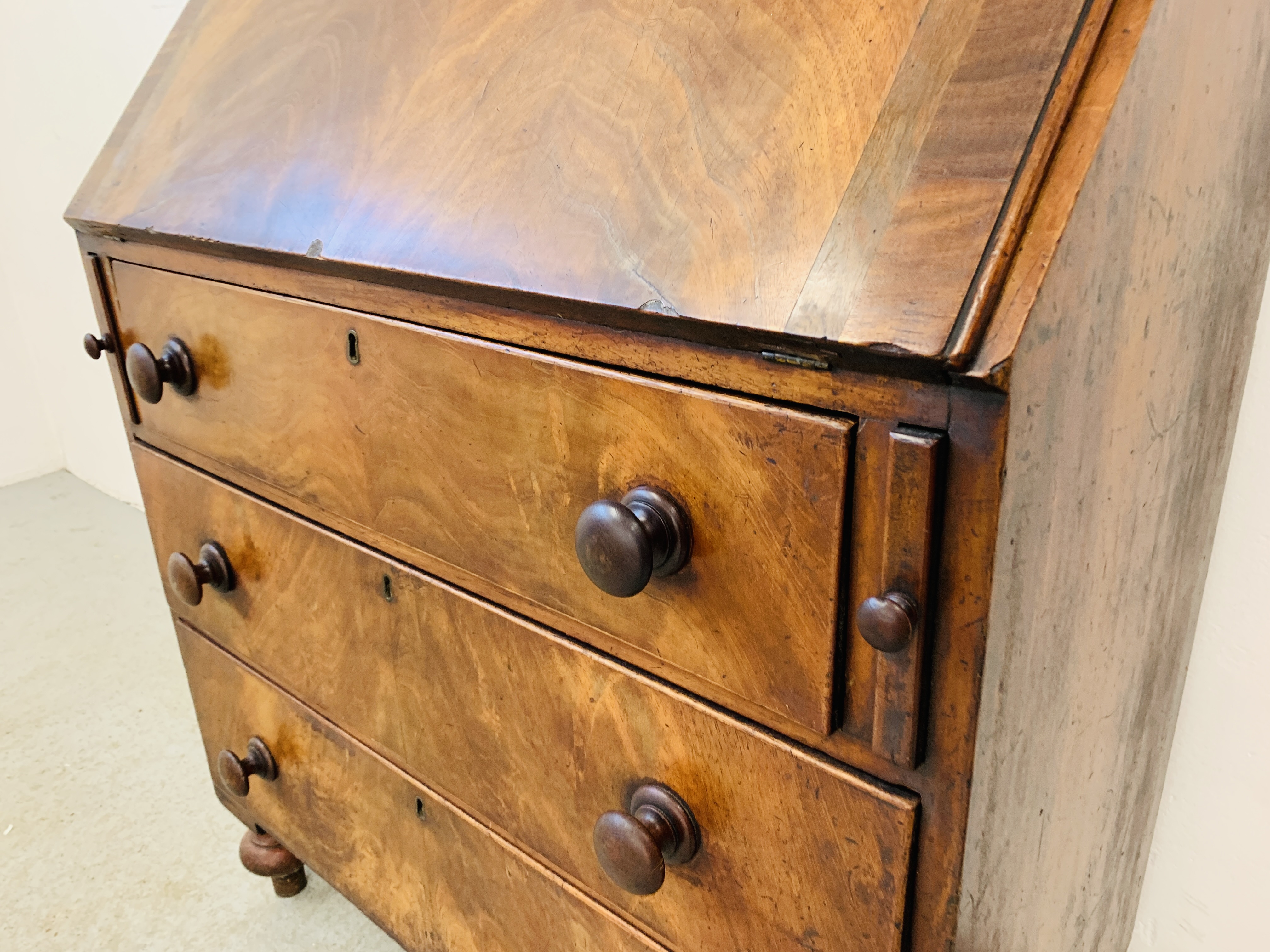 A VICTORIAN MAHOGANY 3 DRAWER FALLING FRONT BUREAU - W 90CM. D 45CM. H 111CM. - Image 3 of 9