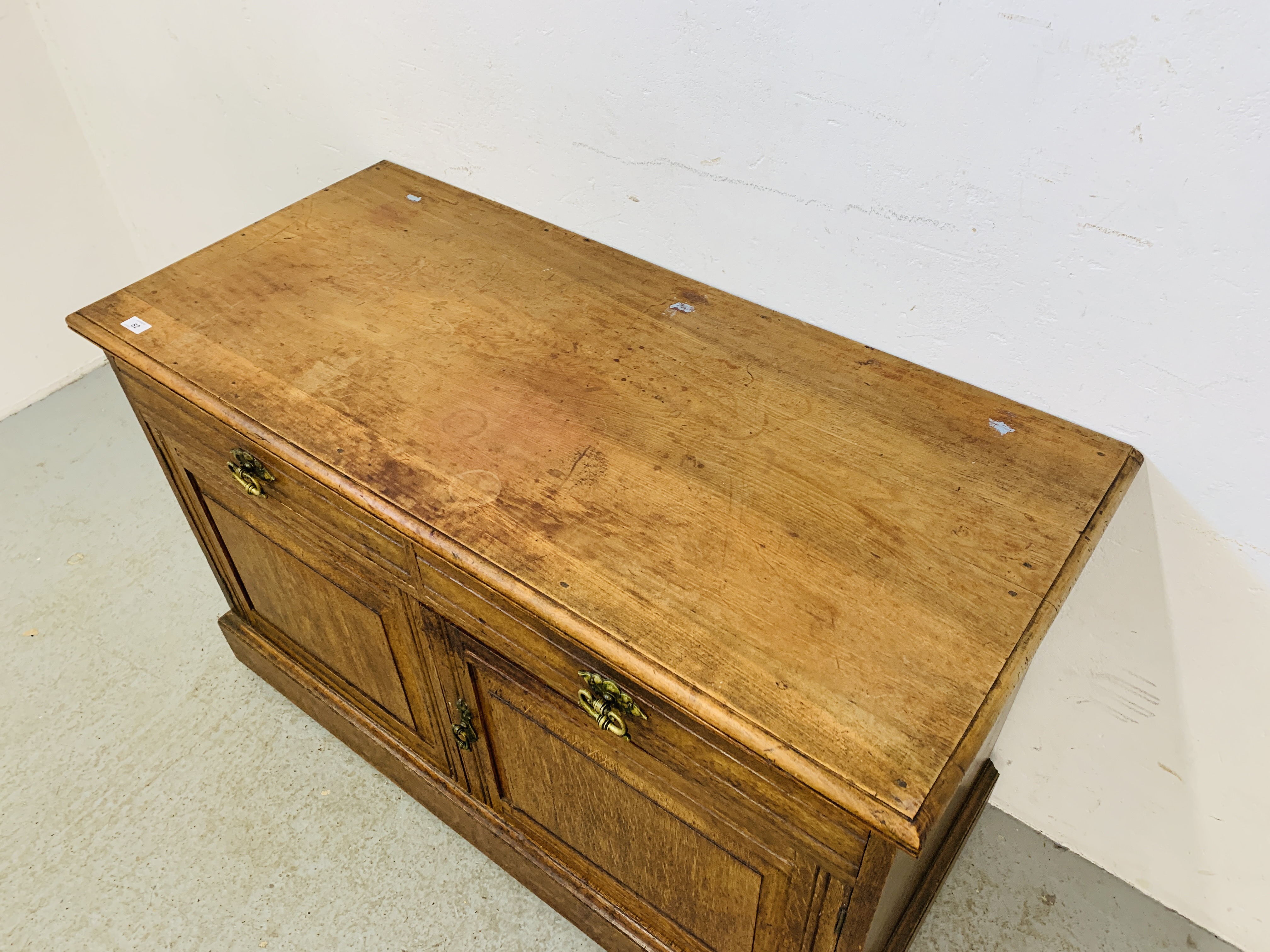 AN EDWARDIAN OAK AND SATINWOOD 2 DRAWER SIDEBOARD - W 121CM. D 55CM. H 78CM. - Image 3 of 9