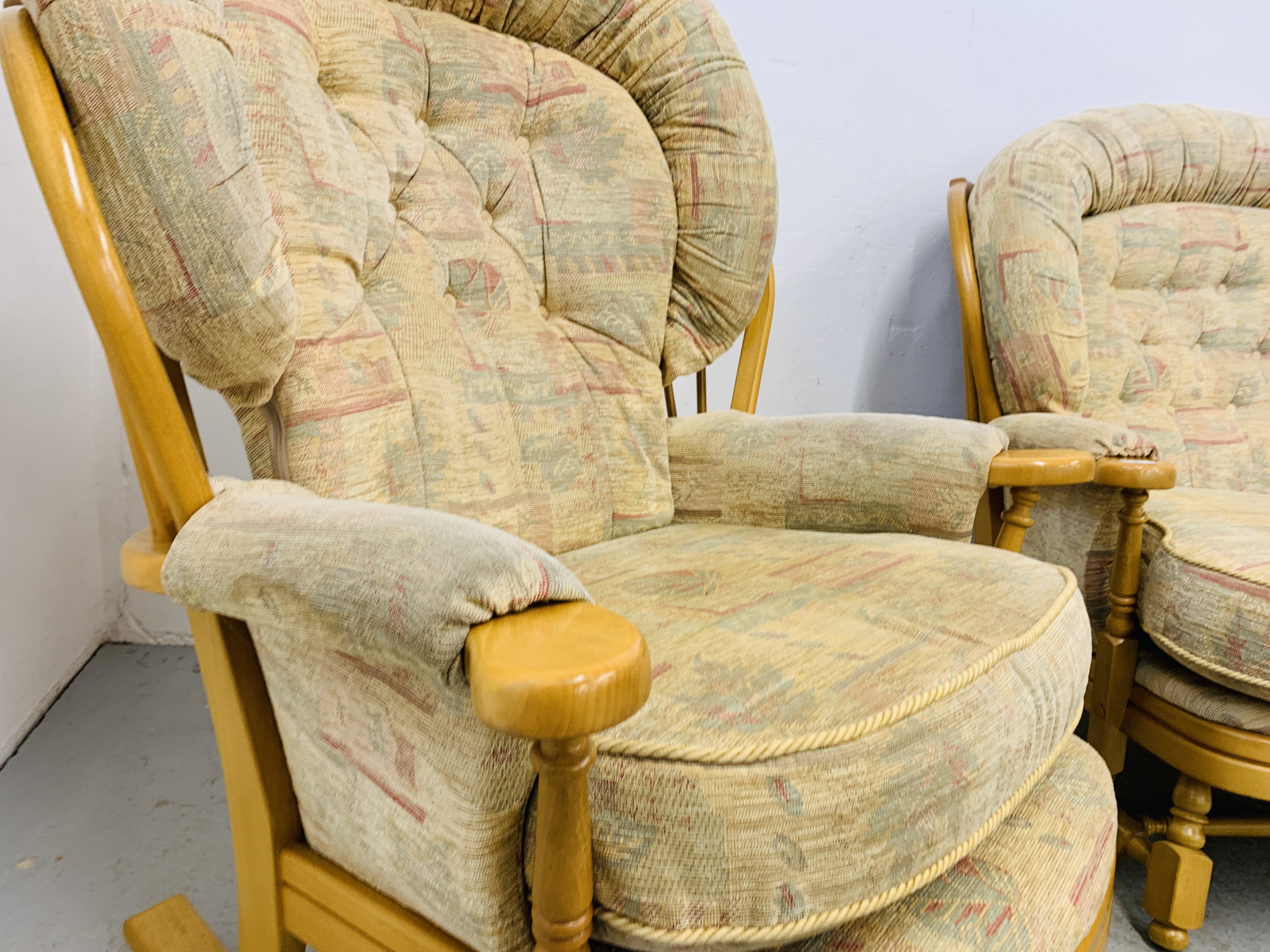 AN ERCOL STYLE COTTAGE SUITE WITH BEECH WOOD FRAME COMPRISING OF 2 SEATER SOFA AND ROCKING CHAIR - Image 8 of 16