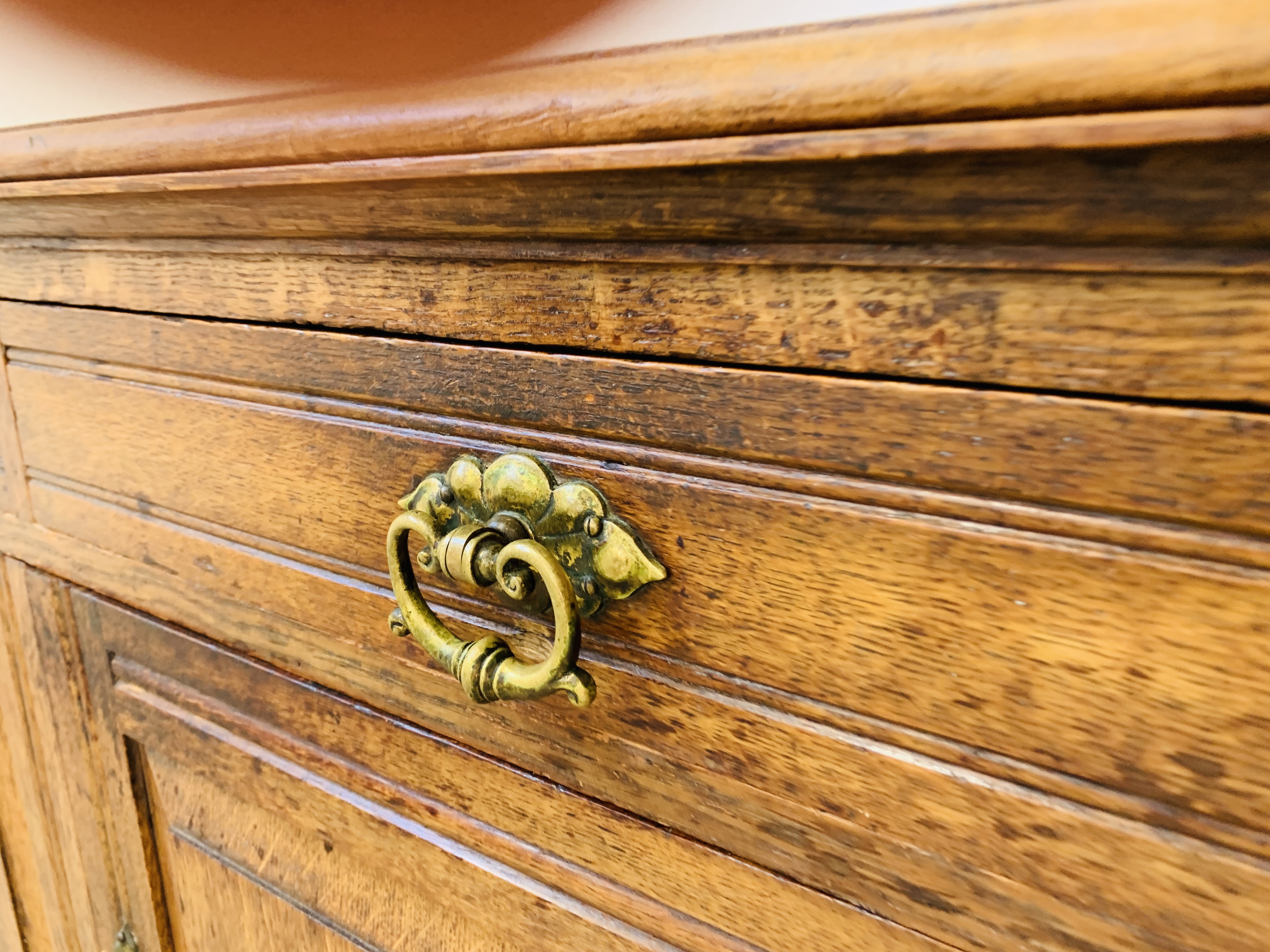 AN EDWARDIAN OAK AND SATINWOOD 2 DRAWER SIDEBOARD - W 121CM. D 55CM. H 78CM. - Image 5 of 9