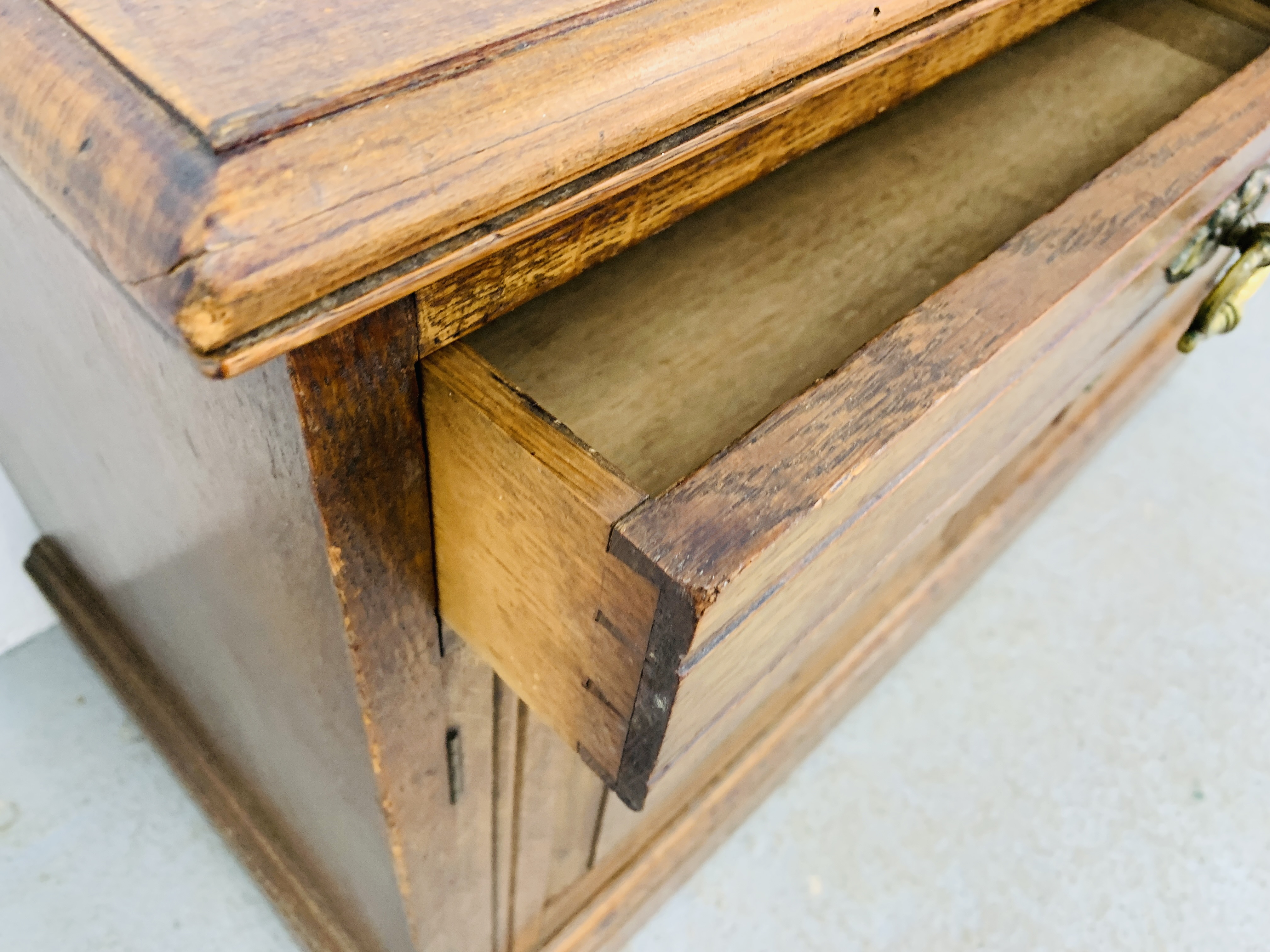 AN EDWARDIAN OAK AND SATINWOOD 2 DRAWER SIDEBOARD - W 121CM. D 55CM. H 78CM. - Image 9 of 9