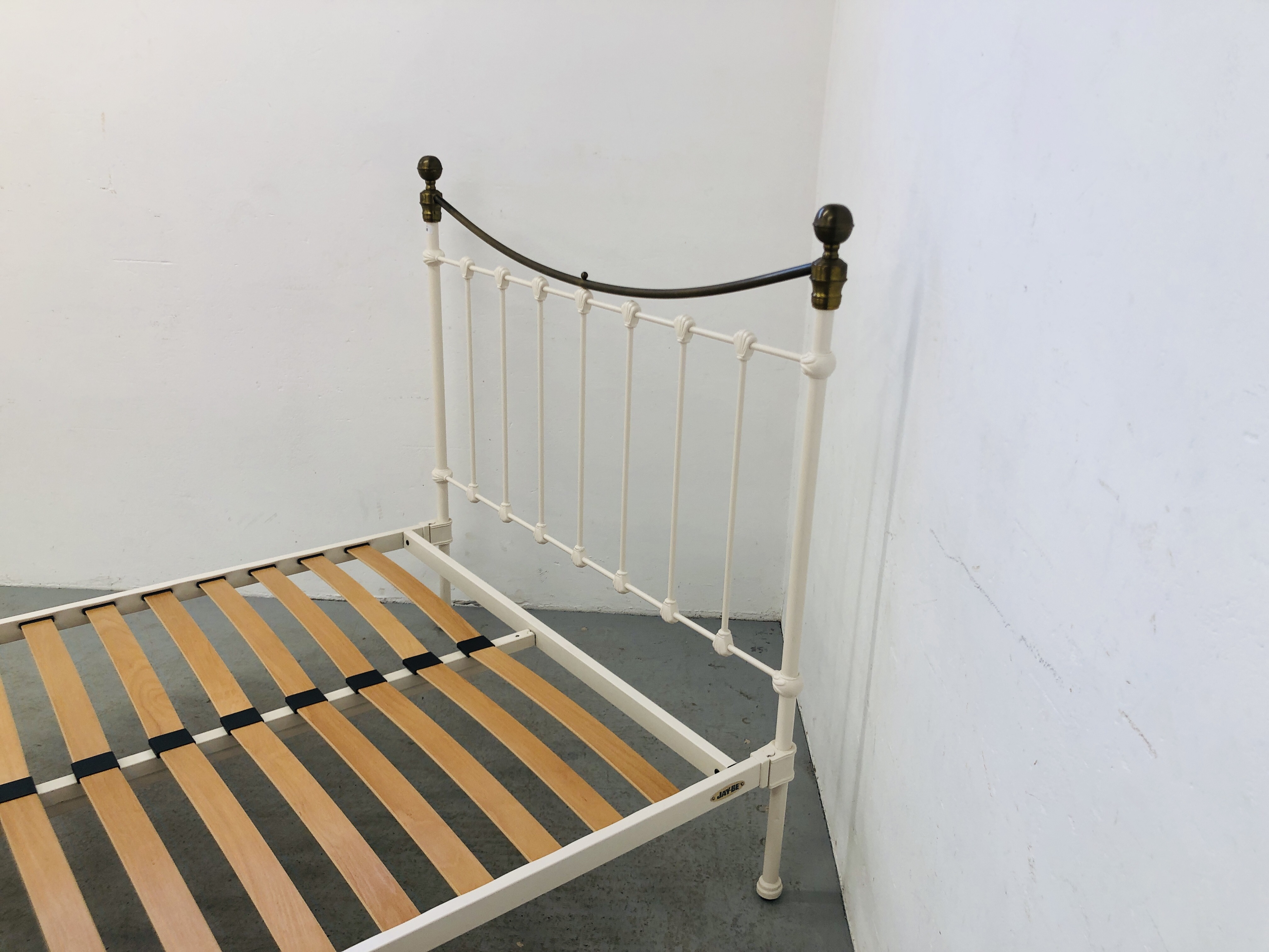 A MODERN VICTORIAN STYLE METAL FRAMED DOUBLE BED FRAME WITH BRASS FINIAL FINISH - Image 5 of 7
