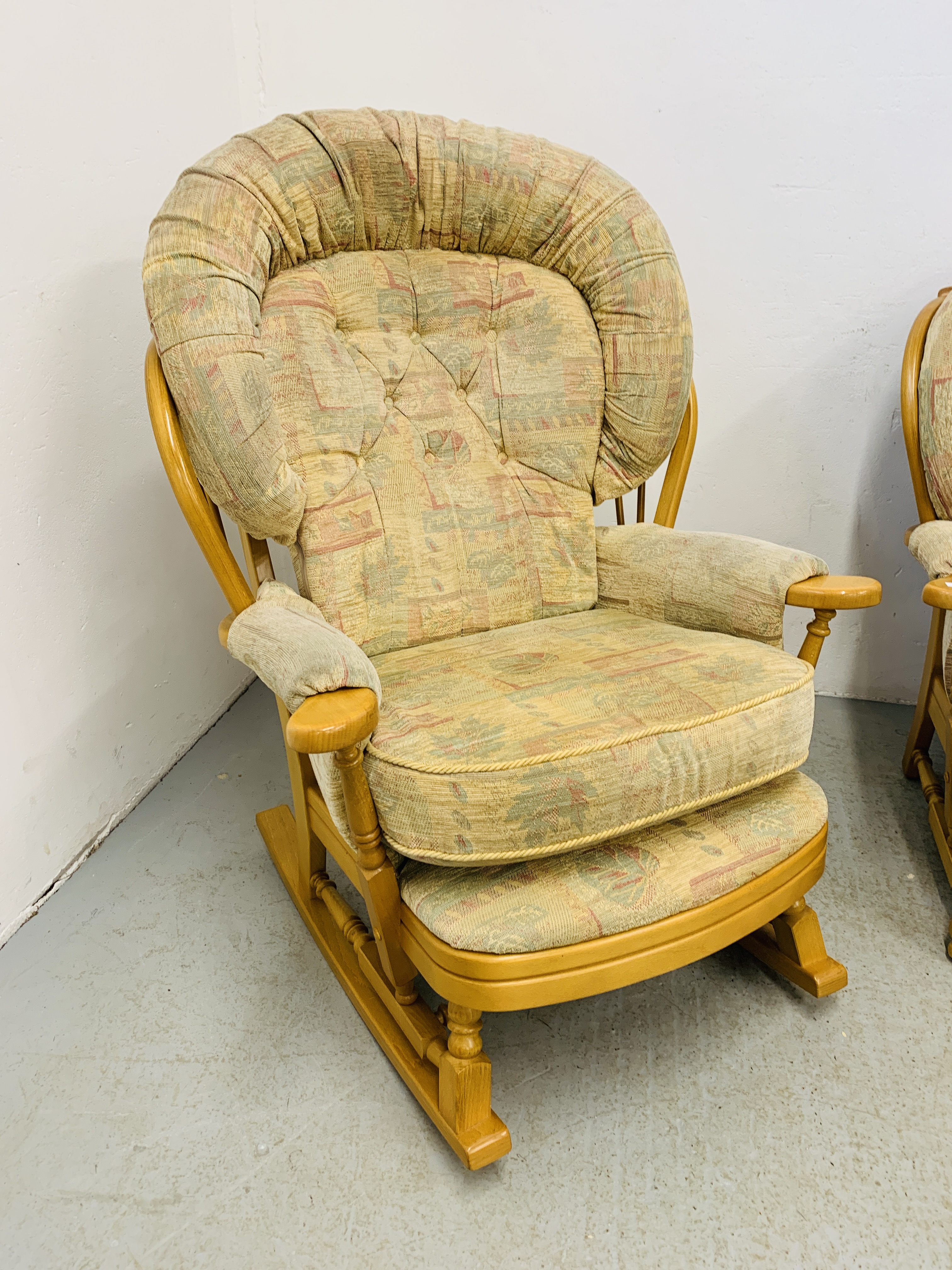 AN ERCOL STYLE COTTAGE SUITE WITH BEECH WOOD FRAME COMPRISING OF 2 SEATER SOFA AND ROCKING CHAIR - Image 6 of 16