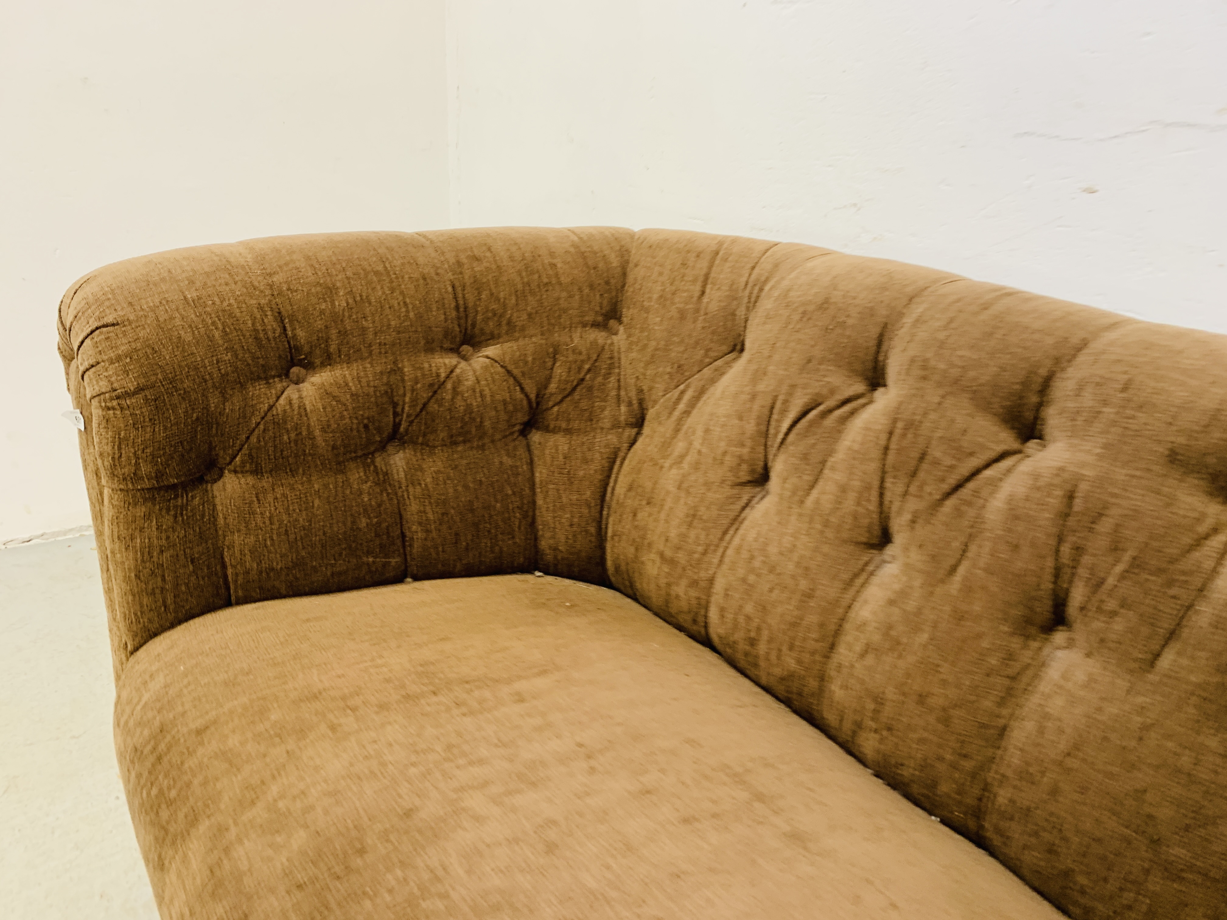 A MODERN BROWN CHESTERFIELD STYLE BUTTON BACK SOFA. L 195CM. D 92CM. H 75CM. - Image 6 of 8