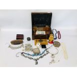 VINTAGE ROSEWOOD BOX AND CONTENTS TO INCLUDE BAG OF ASSORTED COINAGE, £5 BANK NOTE,
