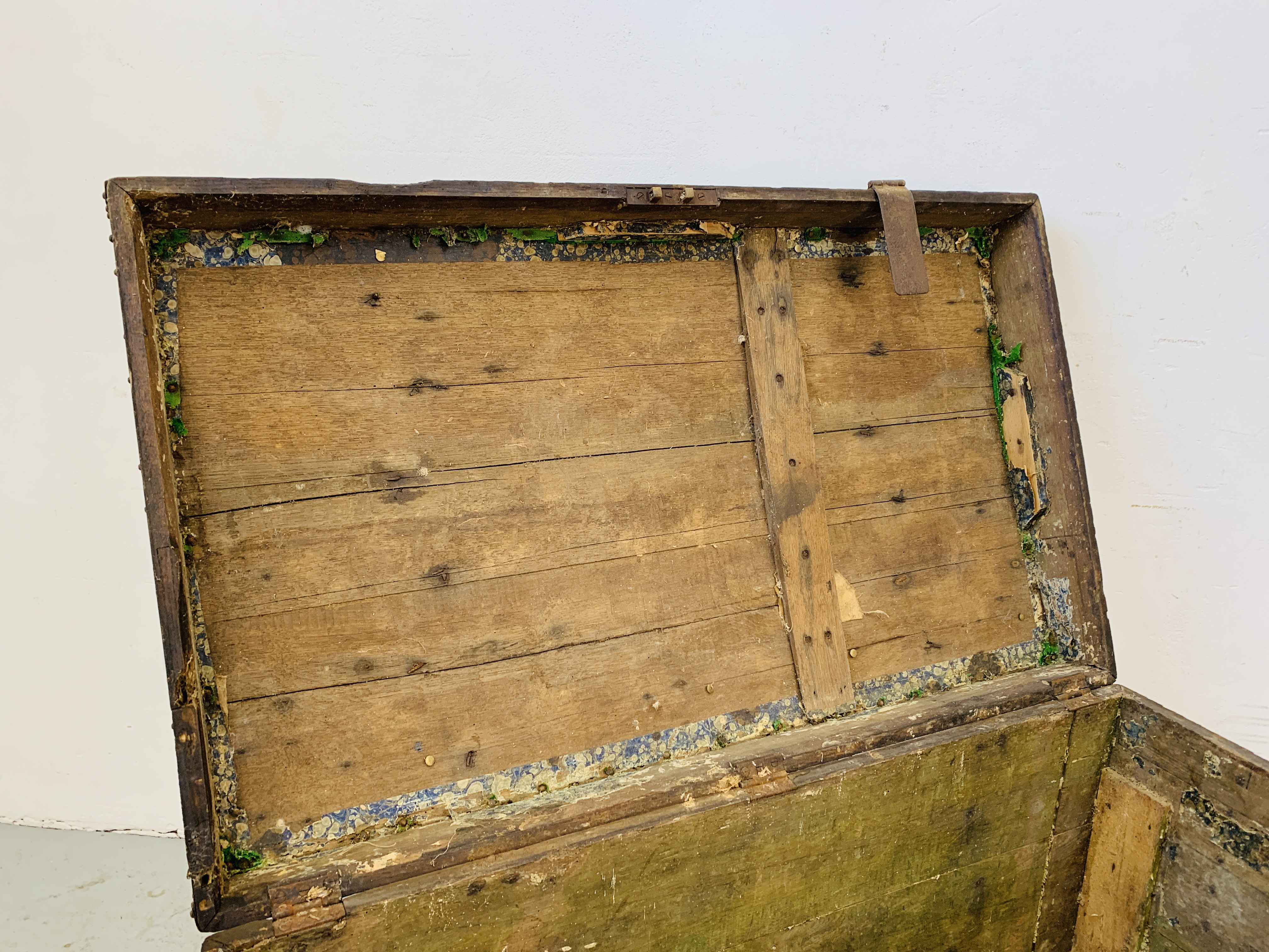 A LARGE ANTIQUE OAK METAL BOUND SILVERSMITHS CHEST WITH DOMED LID A/F CONDITION W 108CM. D 65CM. - Image 12 of 15