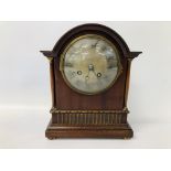 A MAHOGANY CASED MANTEL TIMEPIECE WITH FRENCH STRIKING MOVEMENT - KEY WITH AUCTIONEER