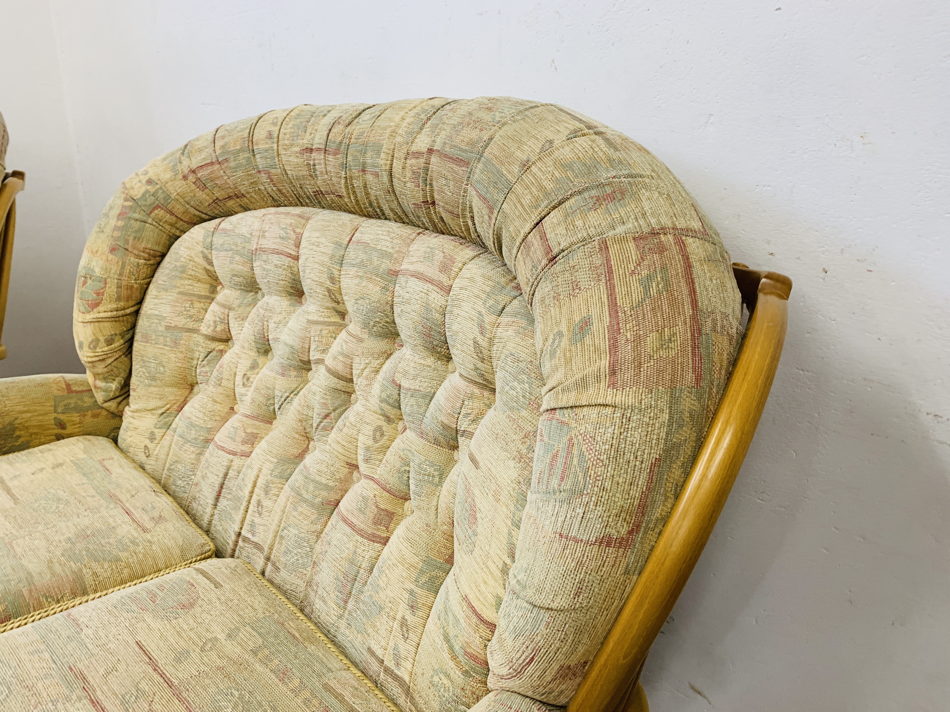 AN ERCOL STYLE COTTAGE SUITE WITH BEECH WOOD FRAME COMPRISING OF 2 SEATER SOFA AND ROCKING CHAIR - Image 4 of 16