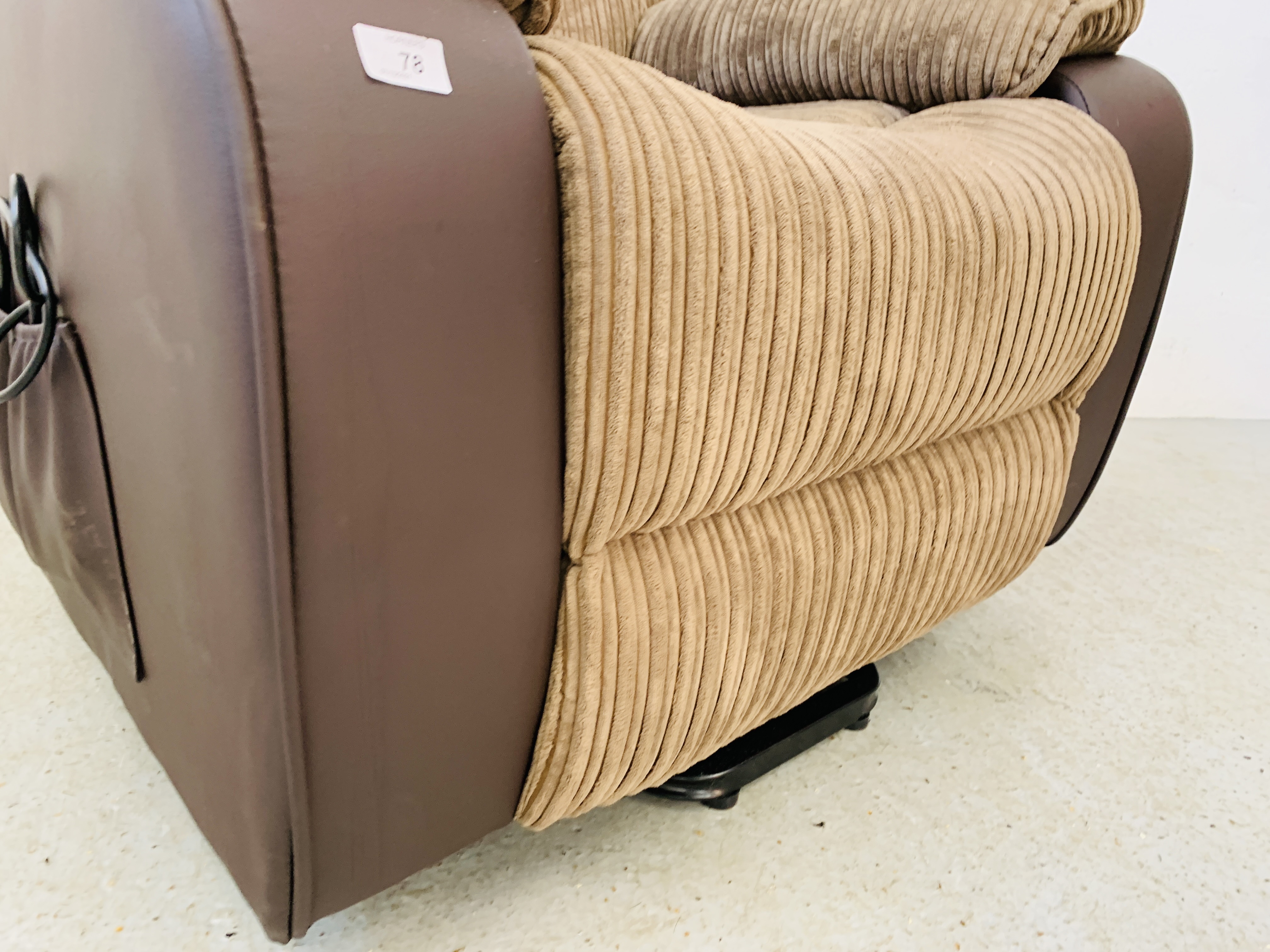 A MODERN ELECTRIC RECLINING EASY CHAIR WITH BROWN FAUX LEATHER AND BROWN CORDED UPHOLSTERY - SOLD - Image 4 of 6
