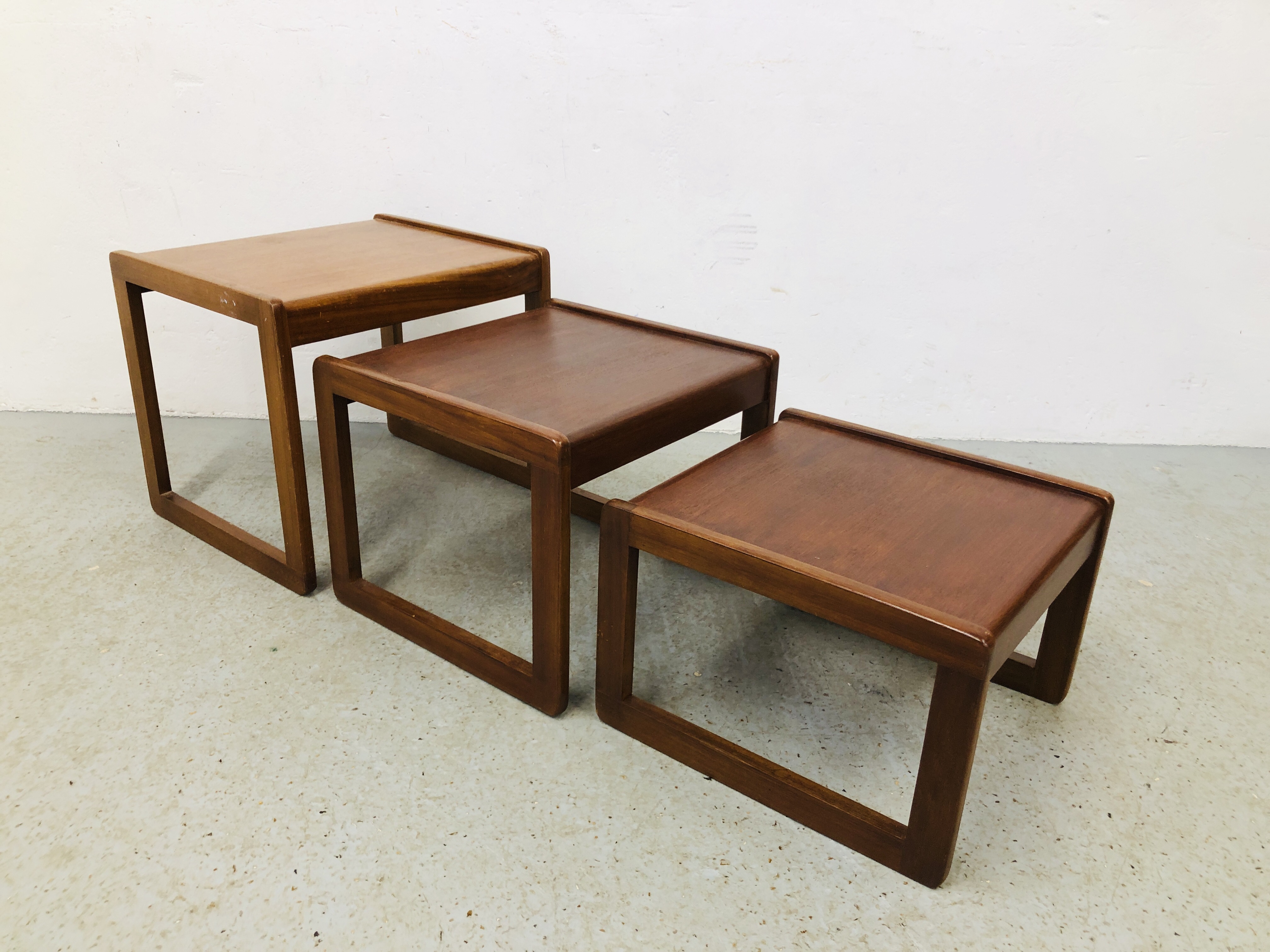 A SET OF 3 RETRO NATHAN STYLE GRADUATED WITH OCCASIONAL TABLES - Image 4 of 5