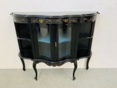A BLACK LACQUERED 2 DOOR GLAZED DISPLAY CABINET WITH SHELF TO EITHER END - 122CM X 40CM X 102CM.