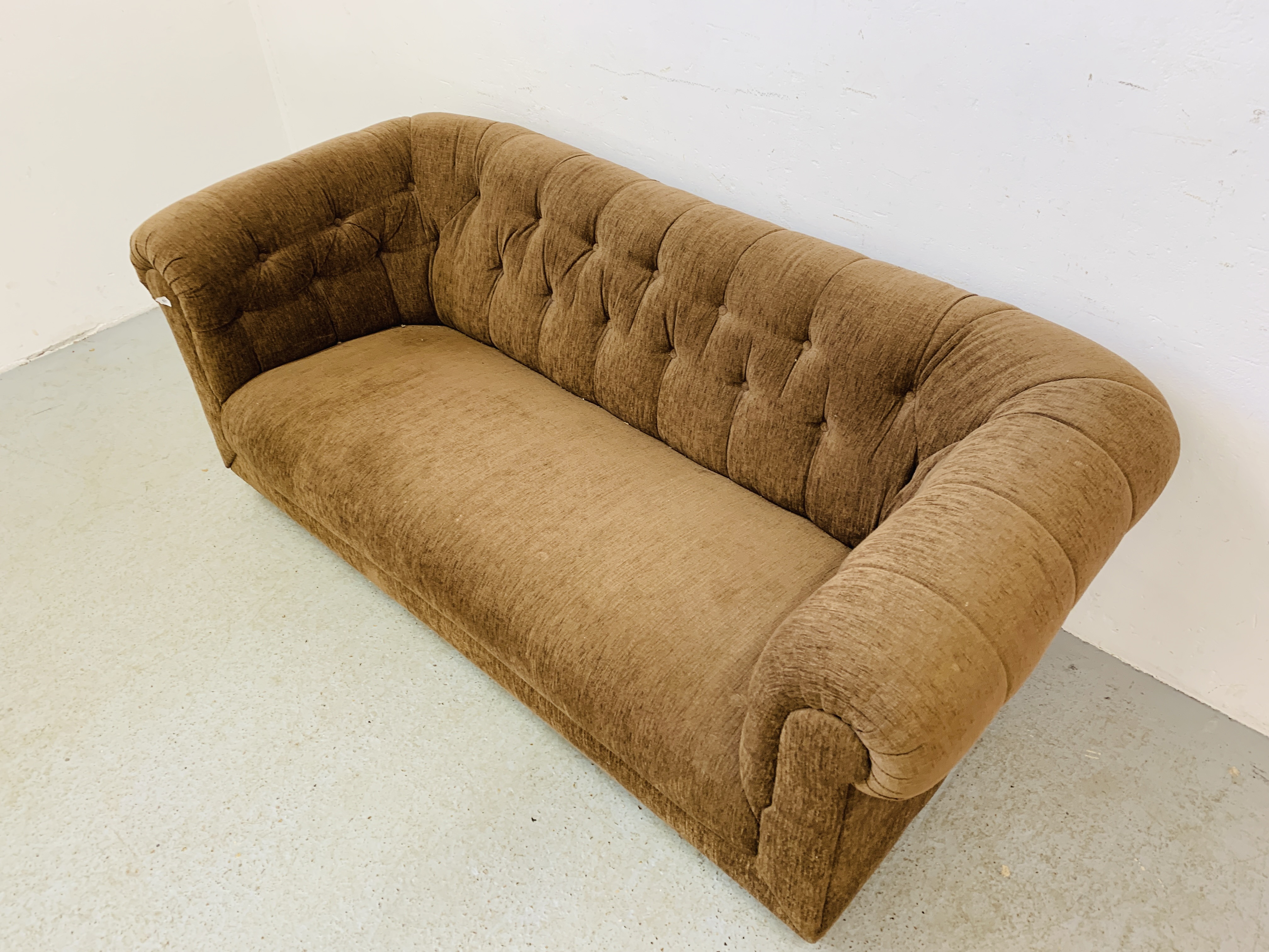 A MODERN BROWN CHESTERFIELD STYLE BUTTON BACK SOFA. L 195CM. D 92CM. H 75CM. - Image 3 of 8