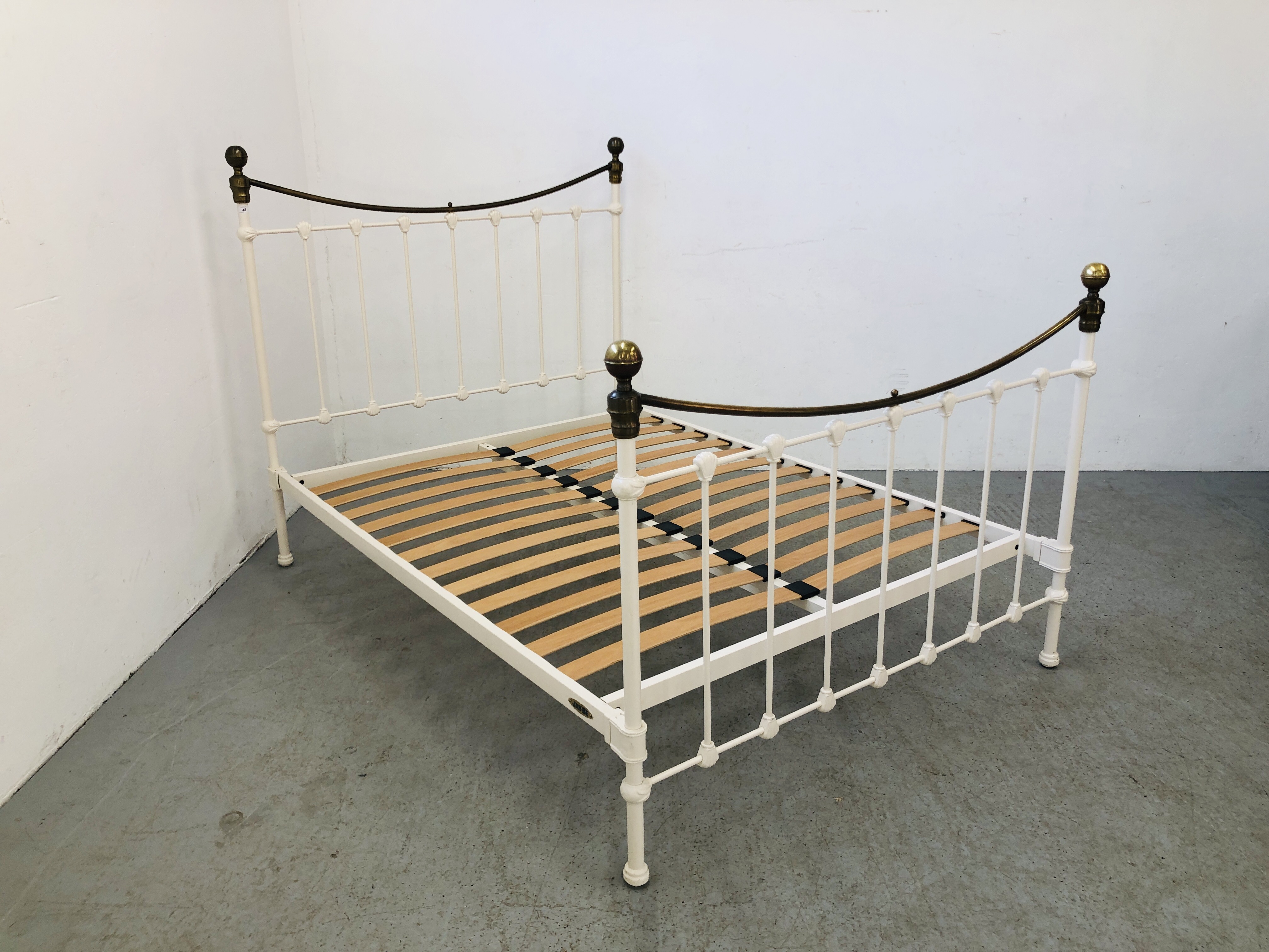 A MODERN VICTORIAN STYLE METAL FRAMED DOUBLE BED FRAME WITH BRASS FINIAL FINISH