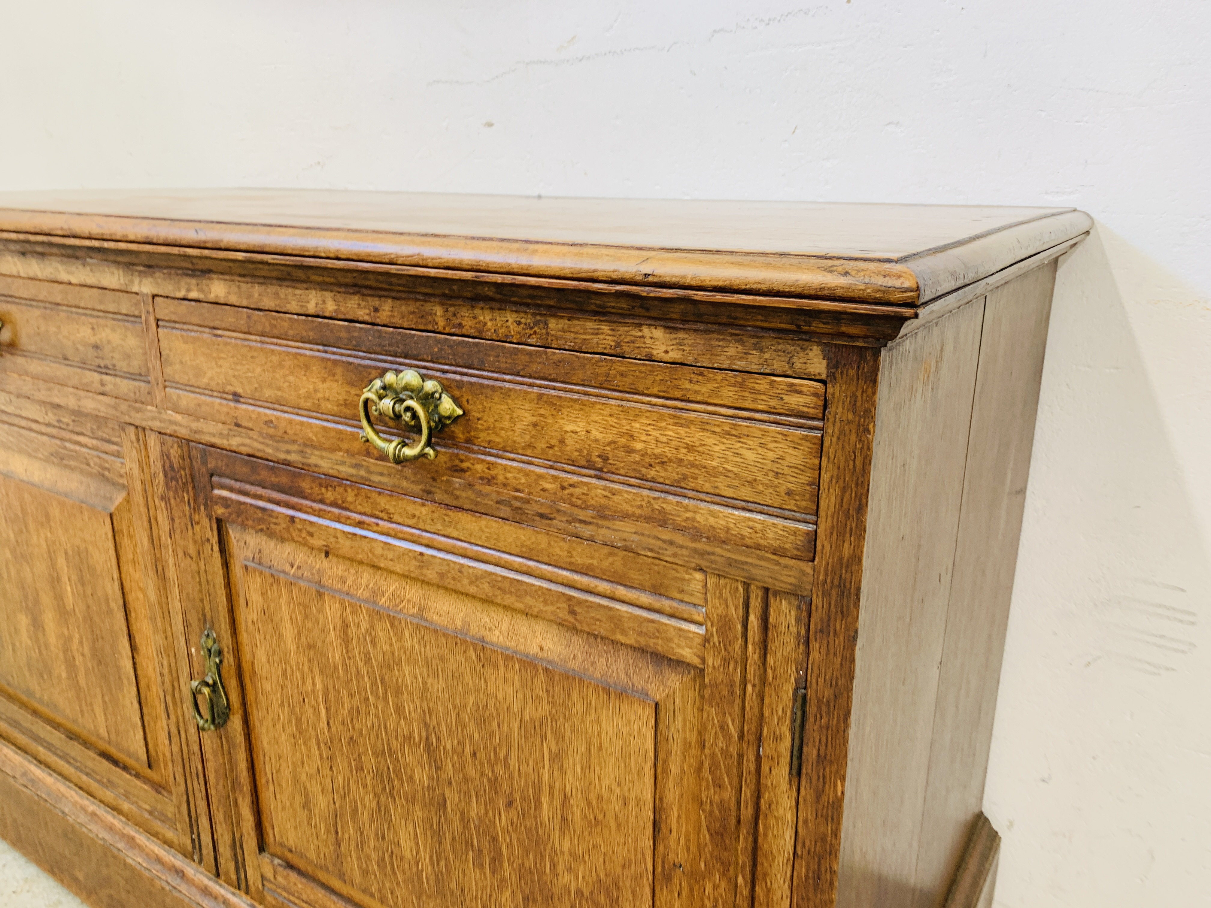 AN EDWARDIAN OAK AND SATINWOOD 2 DRAWER SIDEBOARD - W 121CM. D 55CM. H 78CM. - Image 4 of 9