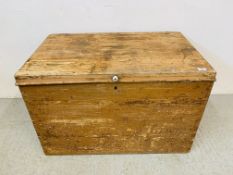 AN ANTIQUE PINE BLANKET BOX W 90CM, D 55CM,