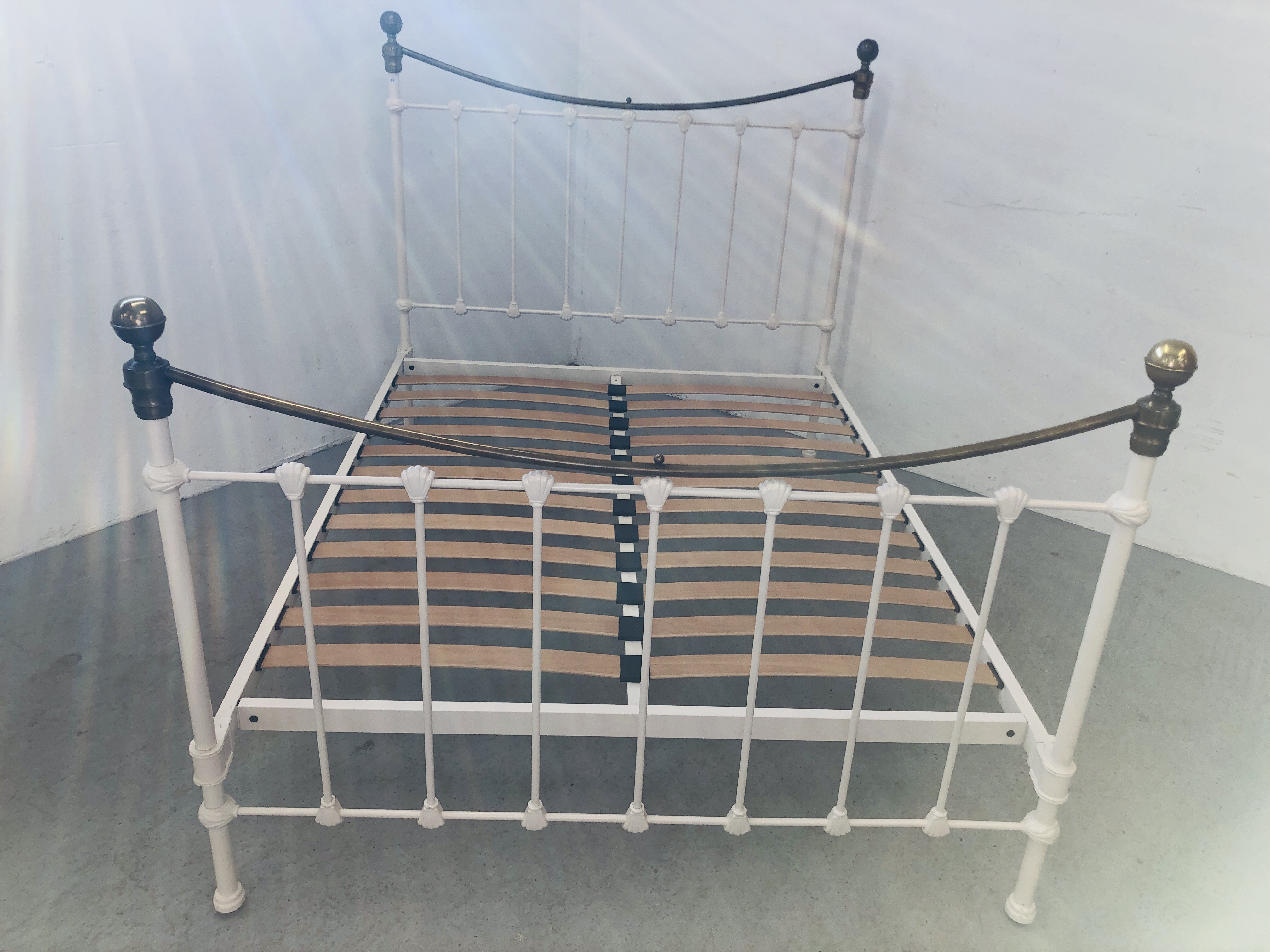 A MODERN VICTORIAN STYLE METAL FRAMED DOUBLE BED FRAME WITH BRASS FINIAL FINISH - Image 2 of 7