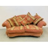 A MODERN TWO SEATER SOFA DUSKY PINK UPHOLSTERY WITH MATCHING CUSHIONS - LENGTH 185CM.