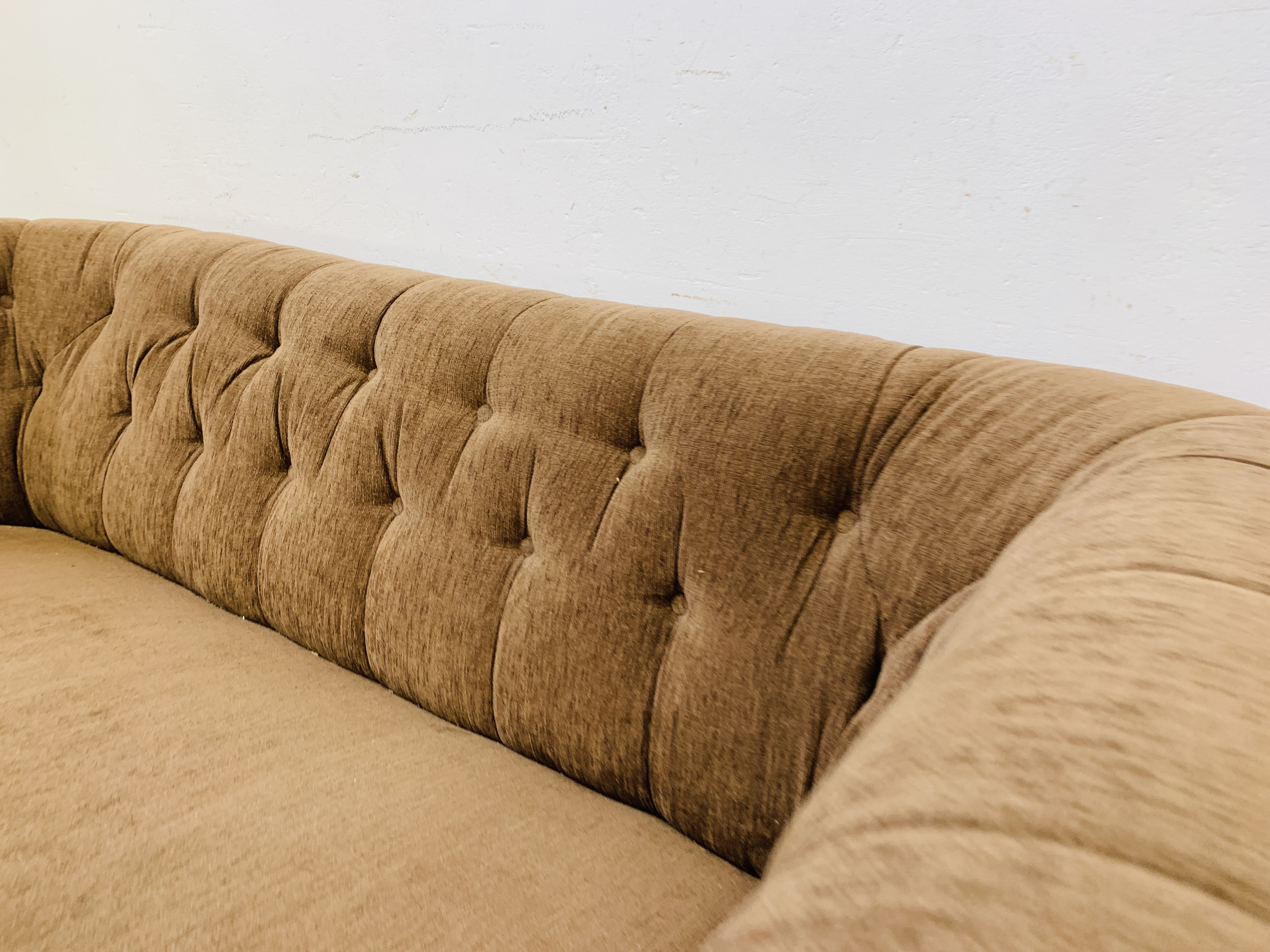A MODERN BROWN CHESTERFIELD STYLE BUTTON BACK SOFA. L 195CM. D 92CM. H 75CM. - Image 5 of 8