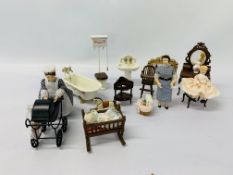 2 X SMALL BOXES OF MINIATURE DOLLS HOUSE FURNITURE TO INCLUDE 3 PIECE METAL AND ENAMELED BATHROOM