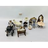 2 X SMALL BOXES OF MINIATURE DOLLS HOUSE FURNITURE TO INCLUDE 3 PIECE METAL AND ENAMELED BATHROOM