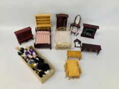 COLLECTION OF MINIATURE DOLLS HOUSE FURNITURE TO INCLUDE BRASS BED,