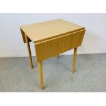 A SMALL BEECHWOOD FINISH DROP-FLAP KITCHEN TABLE - WIDTH 60CM. WIDTH EXTENDED 91CM.