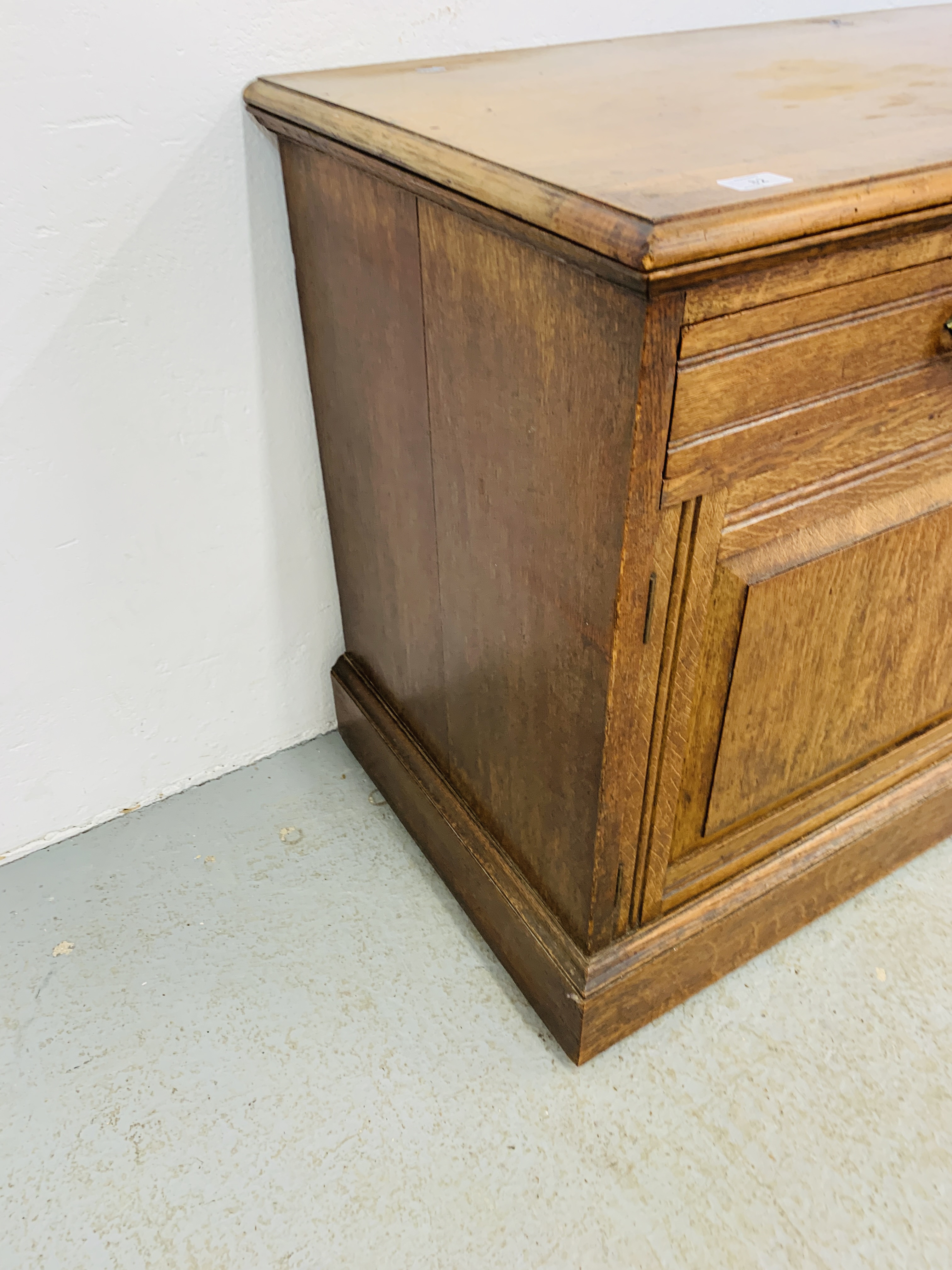 AN EDWARDIAN OAK AND SATINWOOD 2 DRAWER SIDEBOARD - W 121CM. D 55CM. H 78CM. - Image 7 of 9