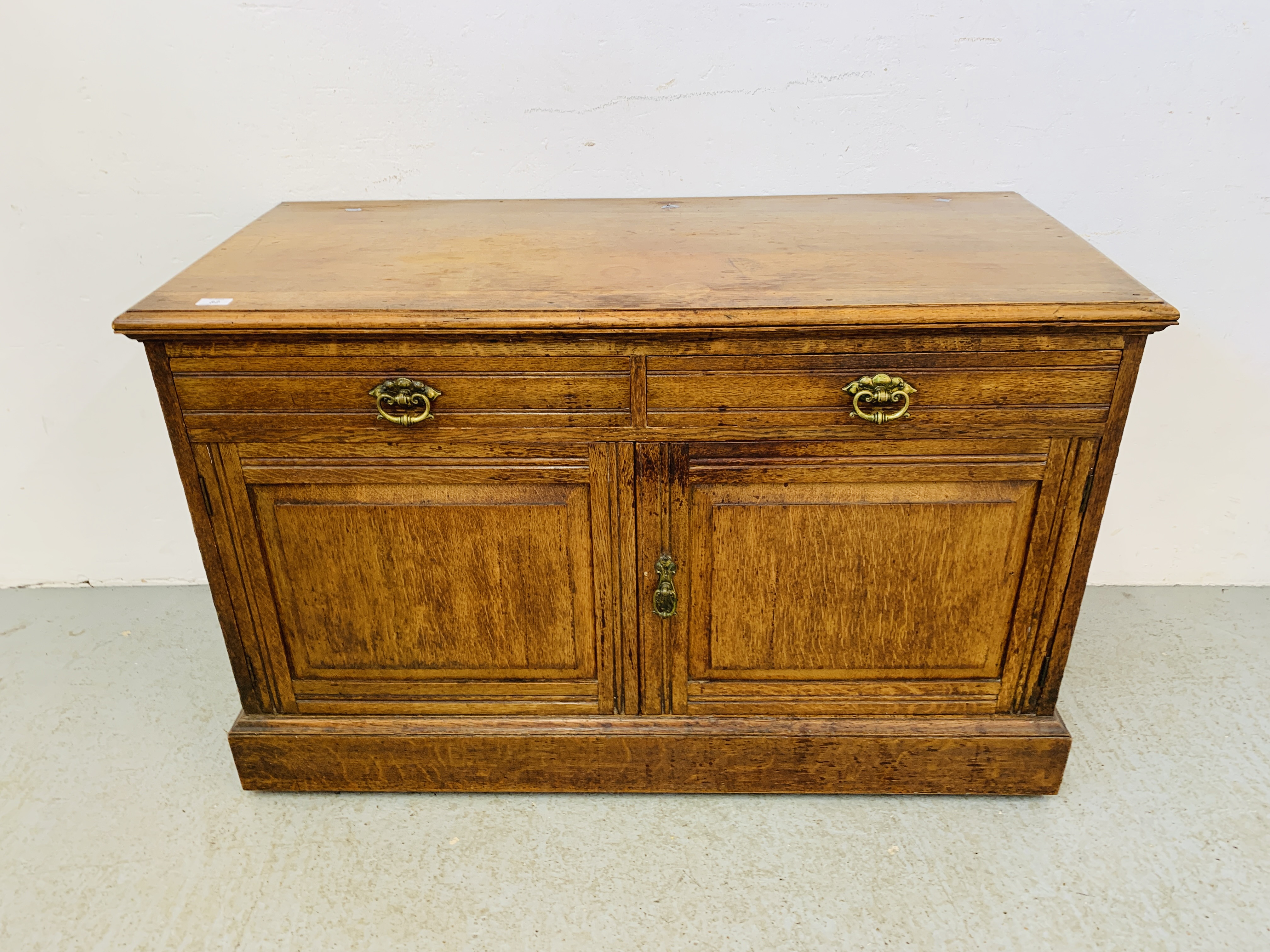 AN EDWARDIAN OAK AND SATINWOOD 2 DRAWER SIDEBOARD - W 121CM. D 55CM. H 78CM.