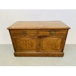 AN EDWARDIAN OAK AND SATINWOOD 2 DRAWER SIDEBOARD - W 121CM. D 55CM. H 78CM.